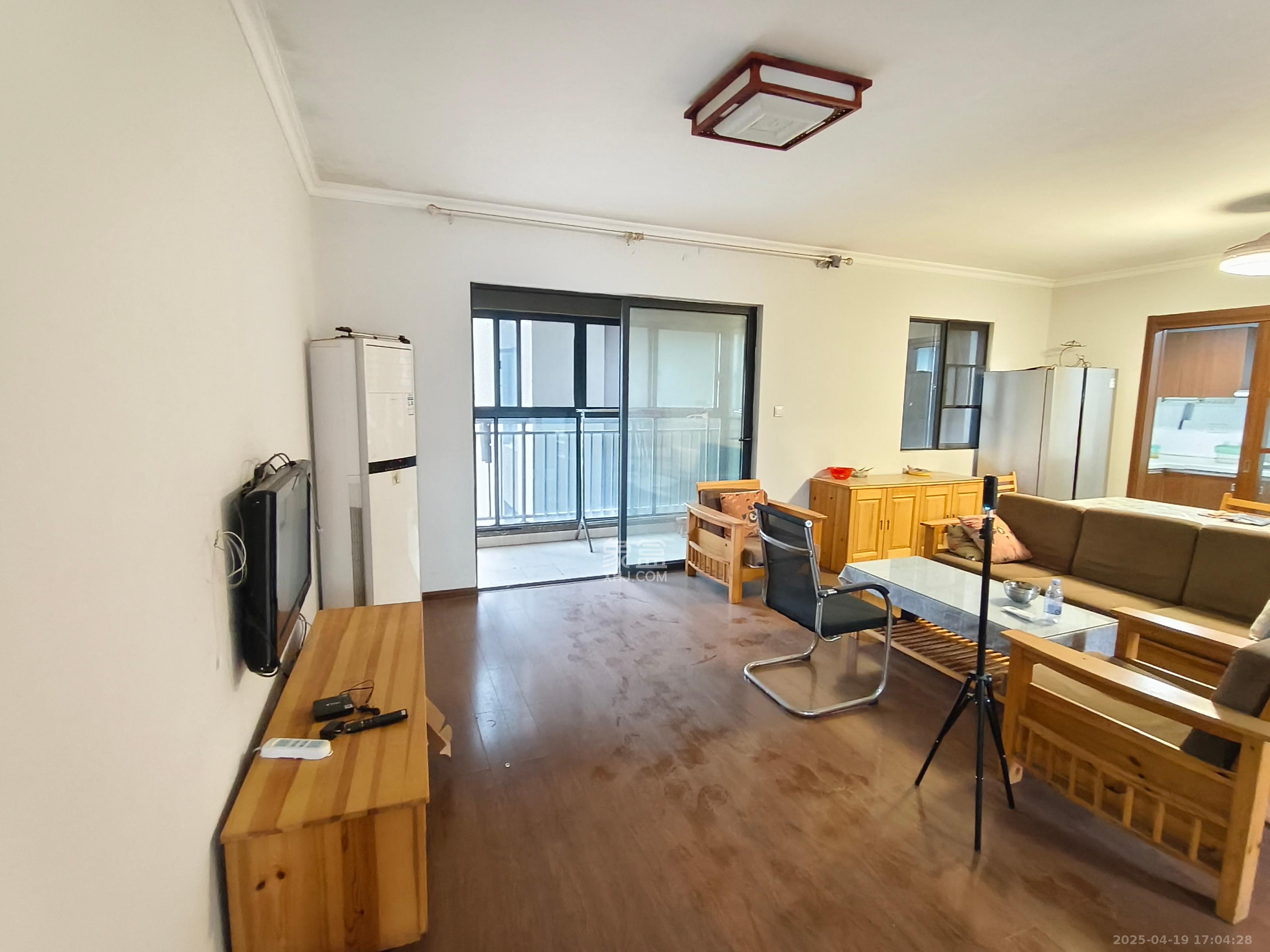 万科城市花园  3室2厅2卫   2400.00元/月室内图