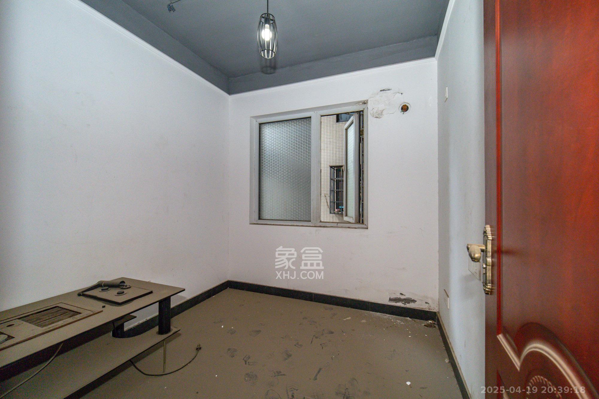 新长海广场 3室2厅2卫 42.5万 新长海广场 3室2厅2卫 42.5万卧室