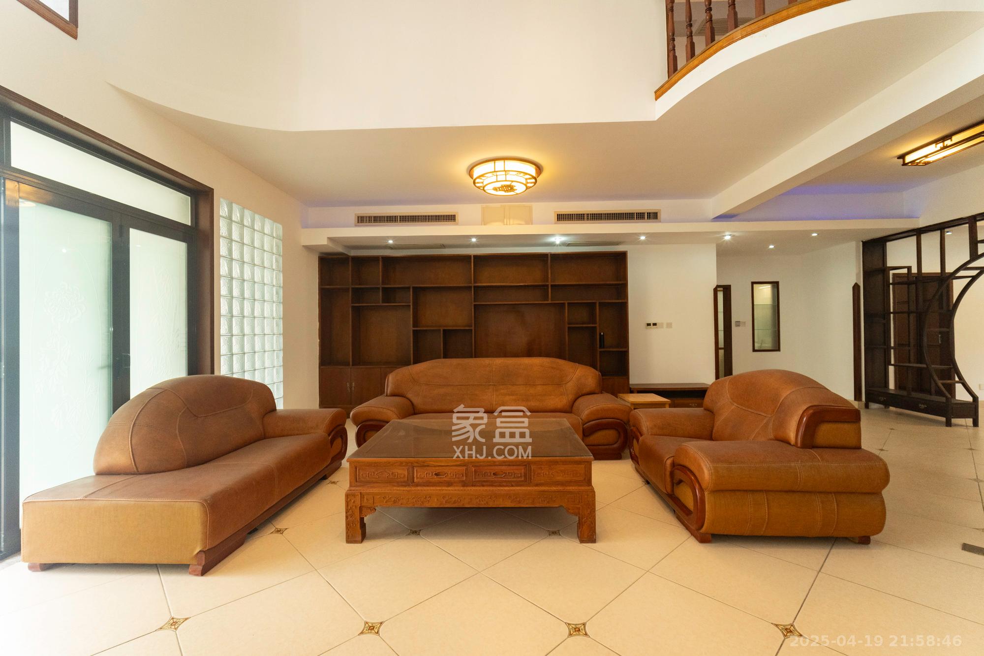 金色比华利  7室3厅3卫    255.0万 金色比华利  7室3厅3卫    255.0万客厅