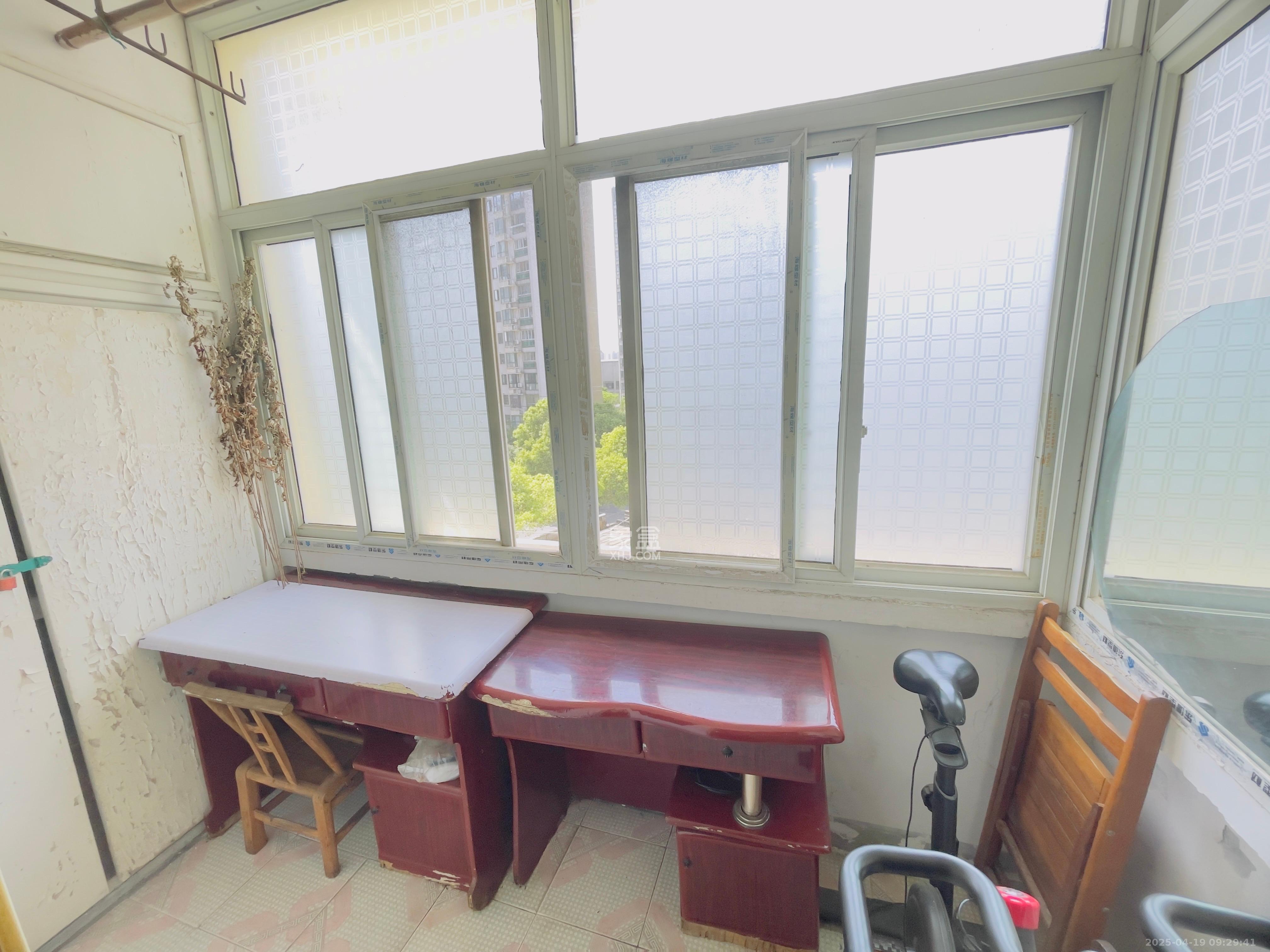 岳华路电子宿舍  2室1厅1卫    1350.0元/月 岳华路电子宿舍  2室1厅1卫    1350.0元/月室内图