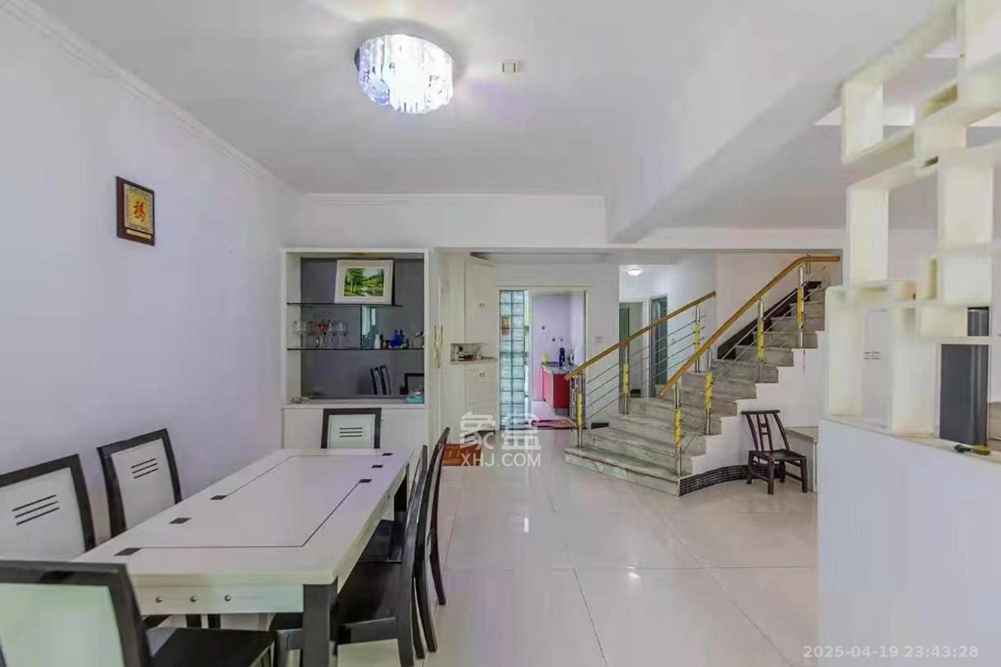 山水人家一二期  4室2厅3卫    138.0万客厅