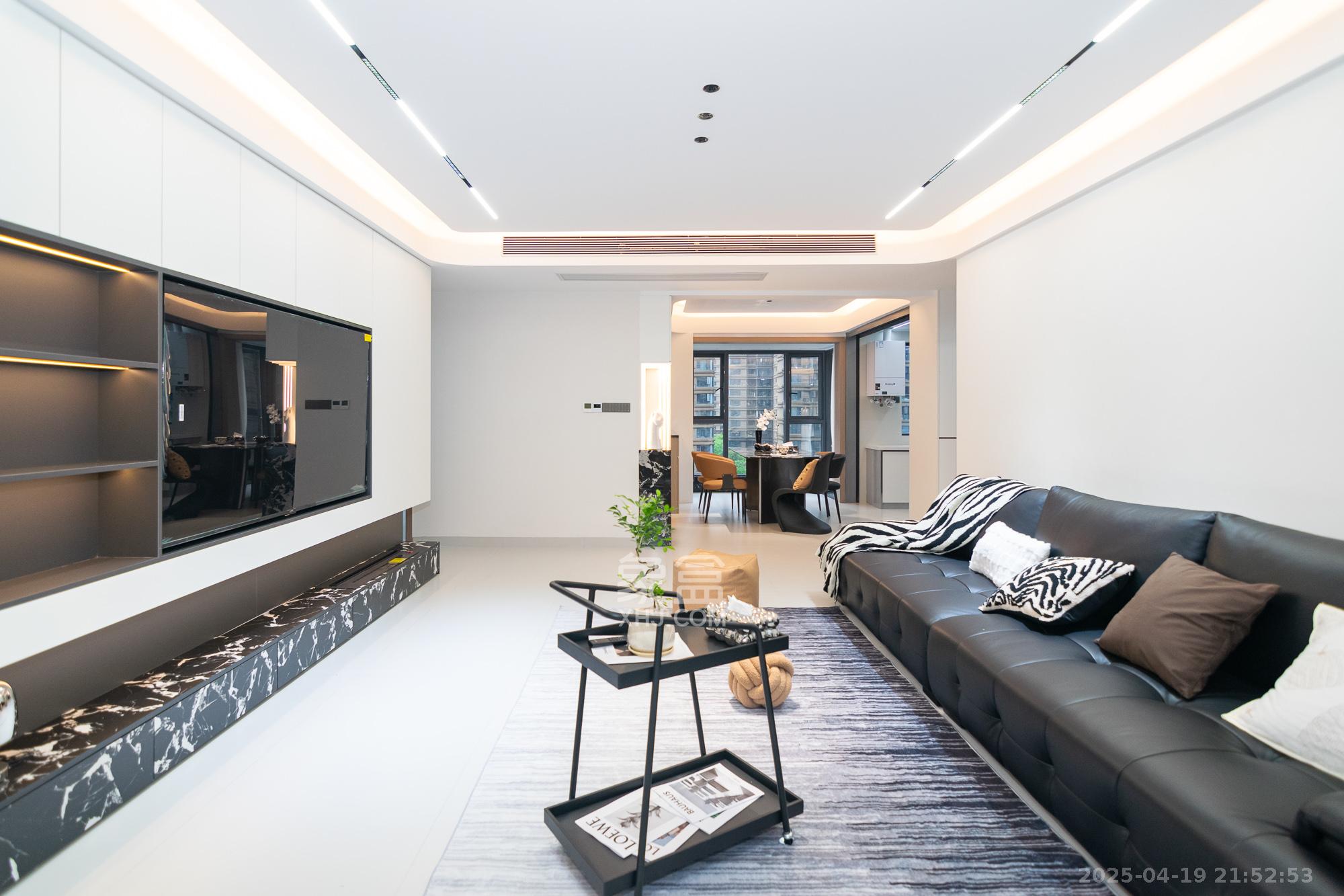 润和长郡(润和紫郡二三期) 5室2厅2卫 146.8万 润和长郡(润和紫郡二三期) 5室2厅2卫 146.8万客厅