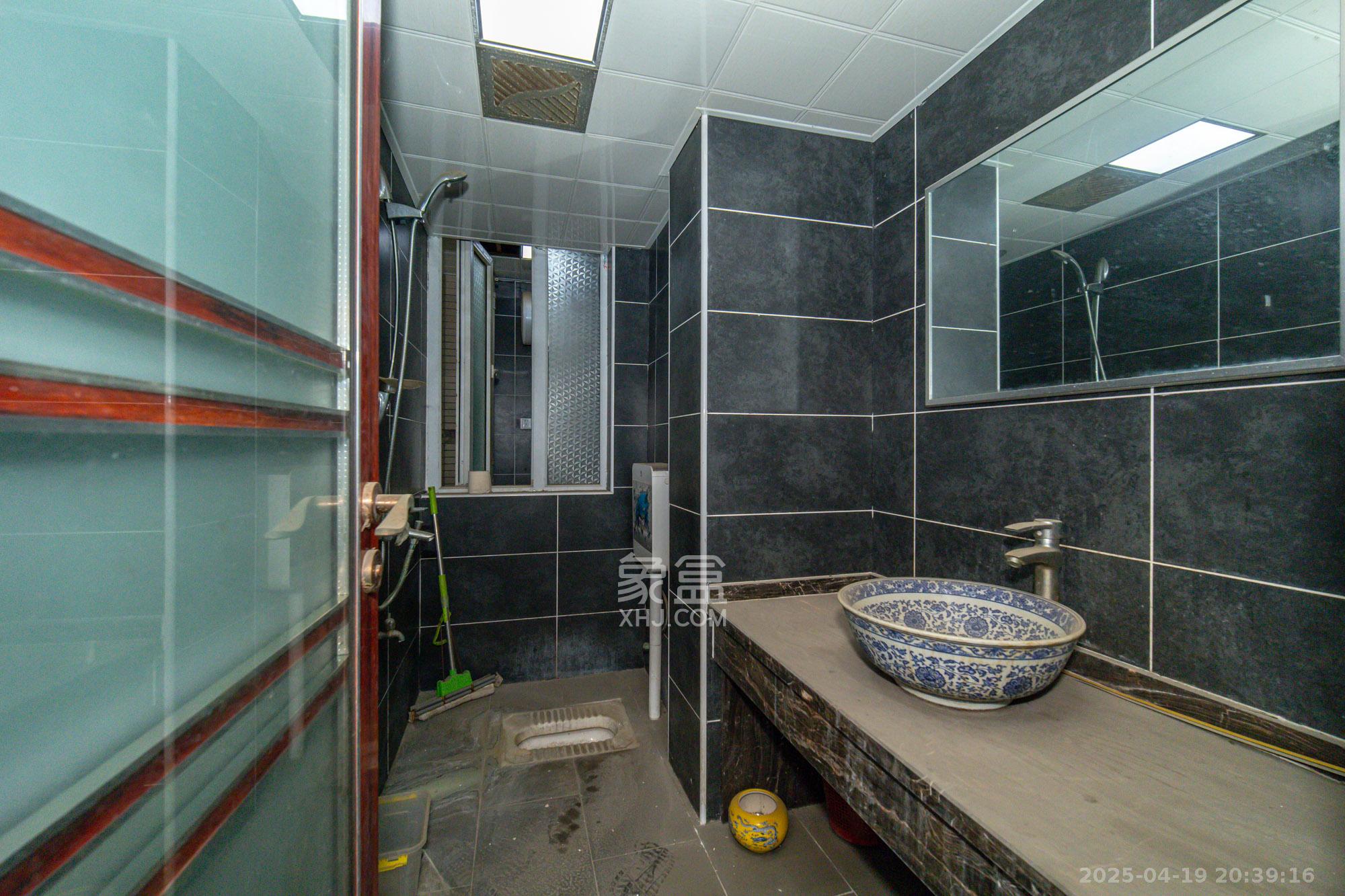 新长海广场 3室2厅2卫 42.5万 新长海广场 3室2厅2卫 42.5万卫生间