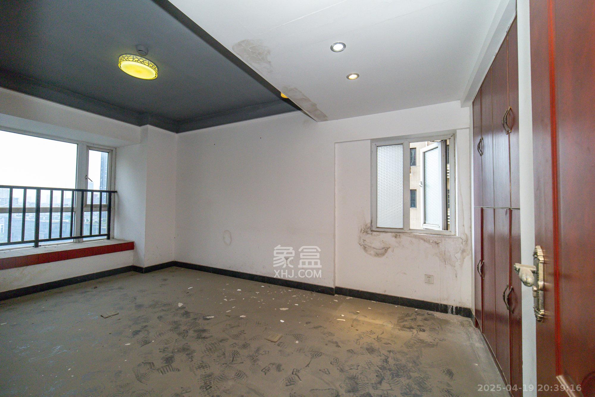 新长海广场 3室2厅2卫 42.5万 新长海广场 3室2厅2卫 42.5万卧室