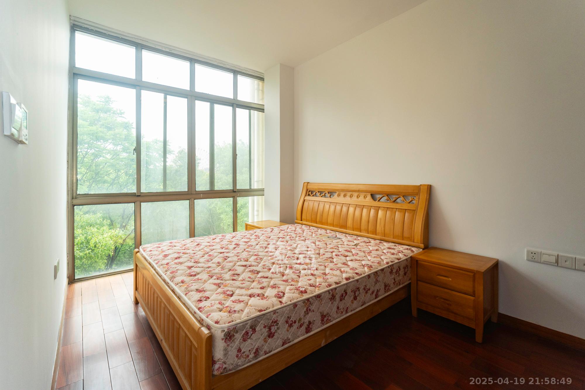 金色比华利  7室3厅3卫    255.0万 金色比华利  7室3厅3卫    255.0万卧室