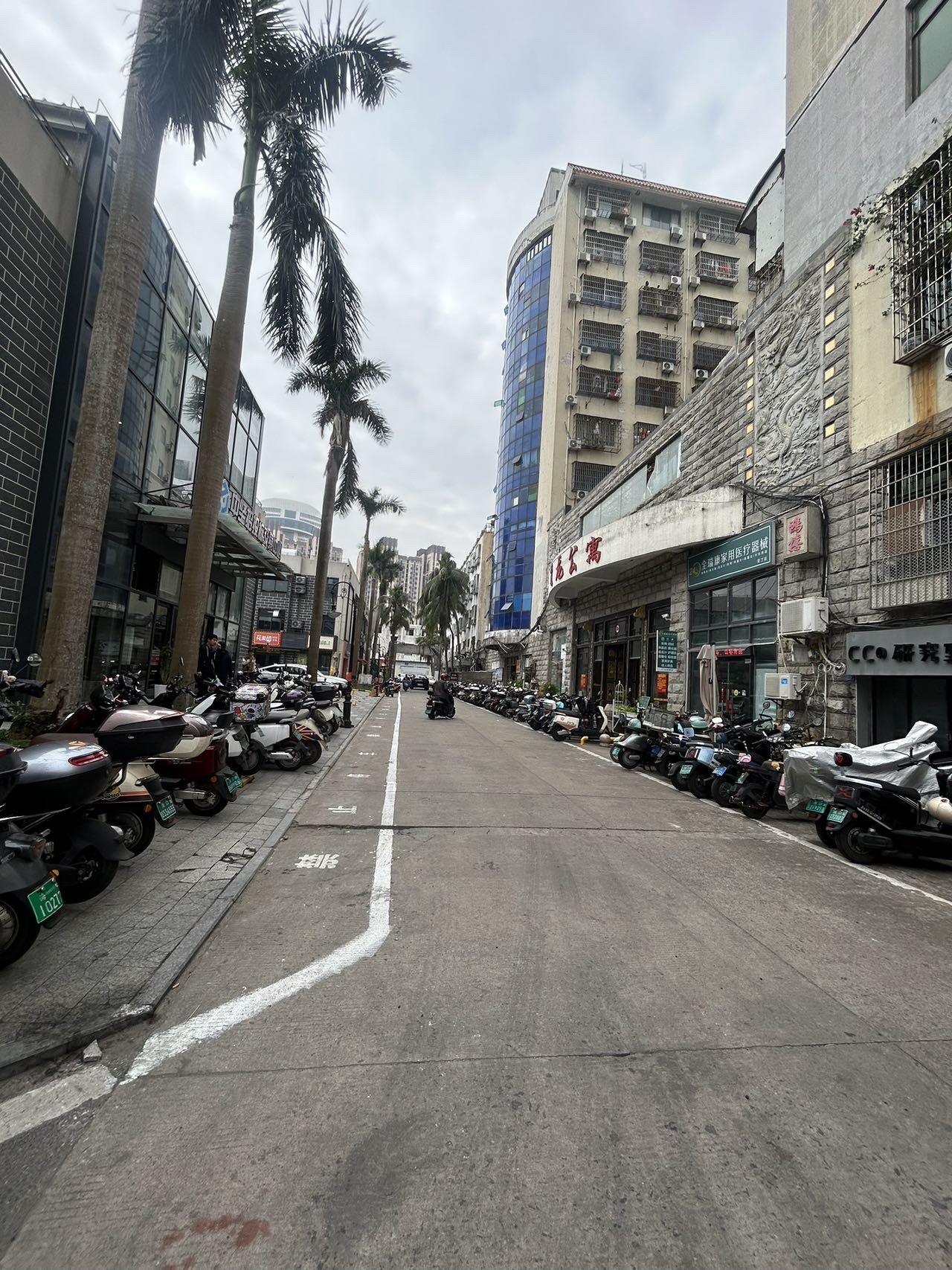 飞龙公寓  1室1厅1卫    30.0万 飞龙公寓  1室1厅1卫    30.0万客厅