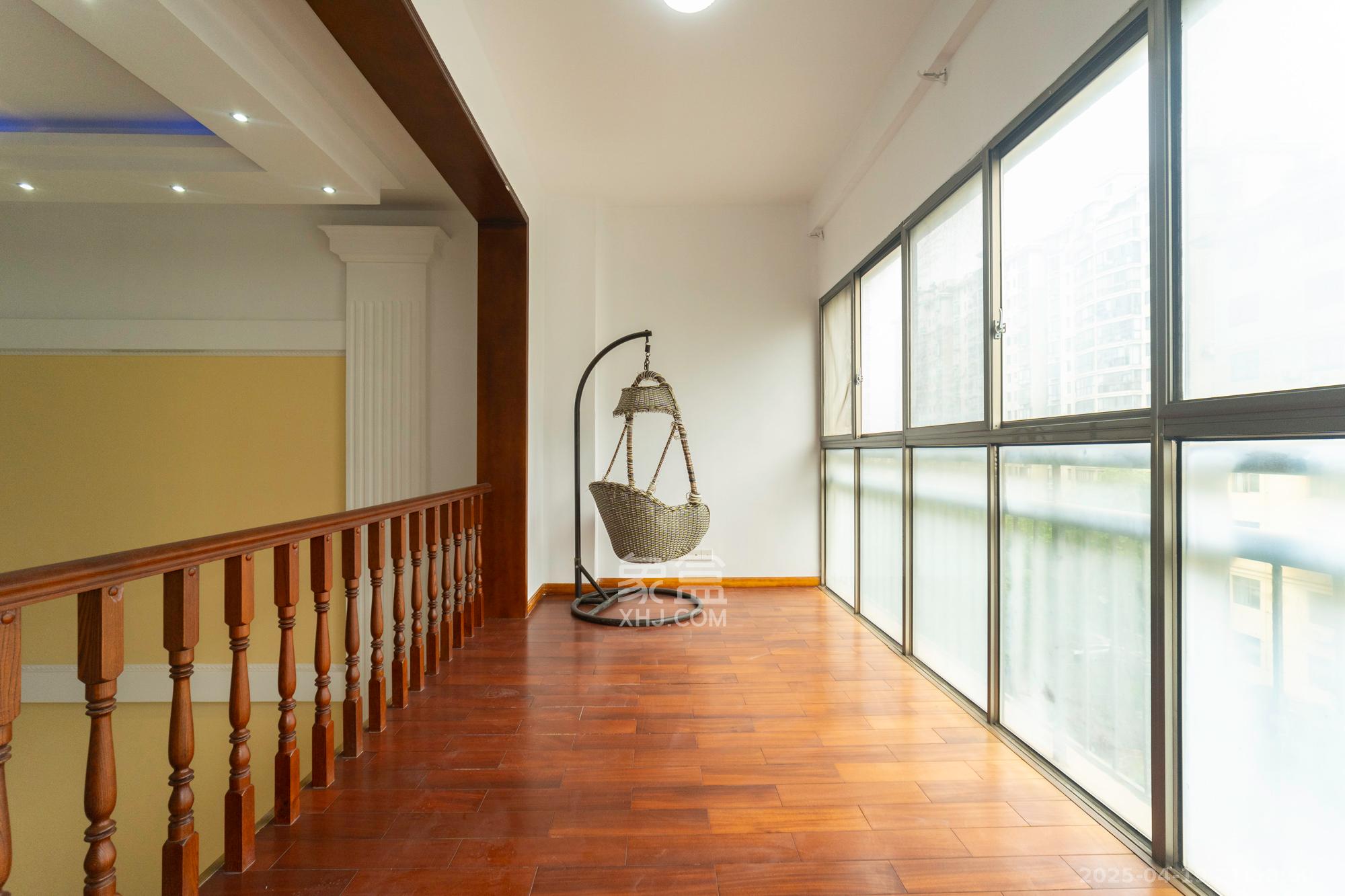 金色比华利  7室3厅3卫    255.0万 金色比华利  7室3厅3卫    255.0万阳台