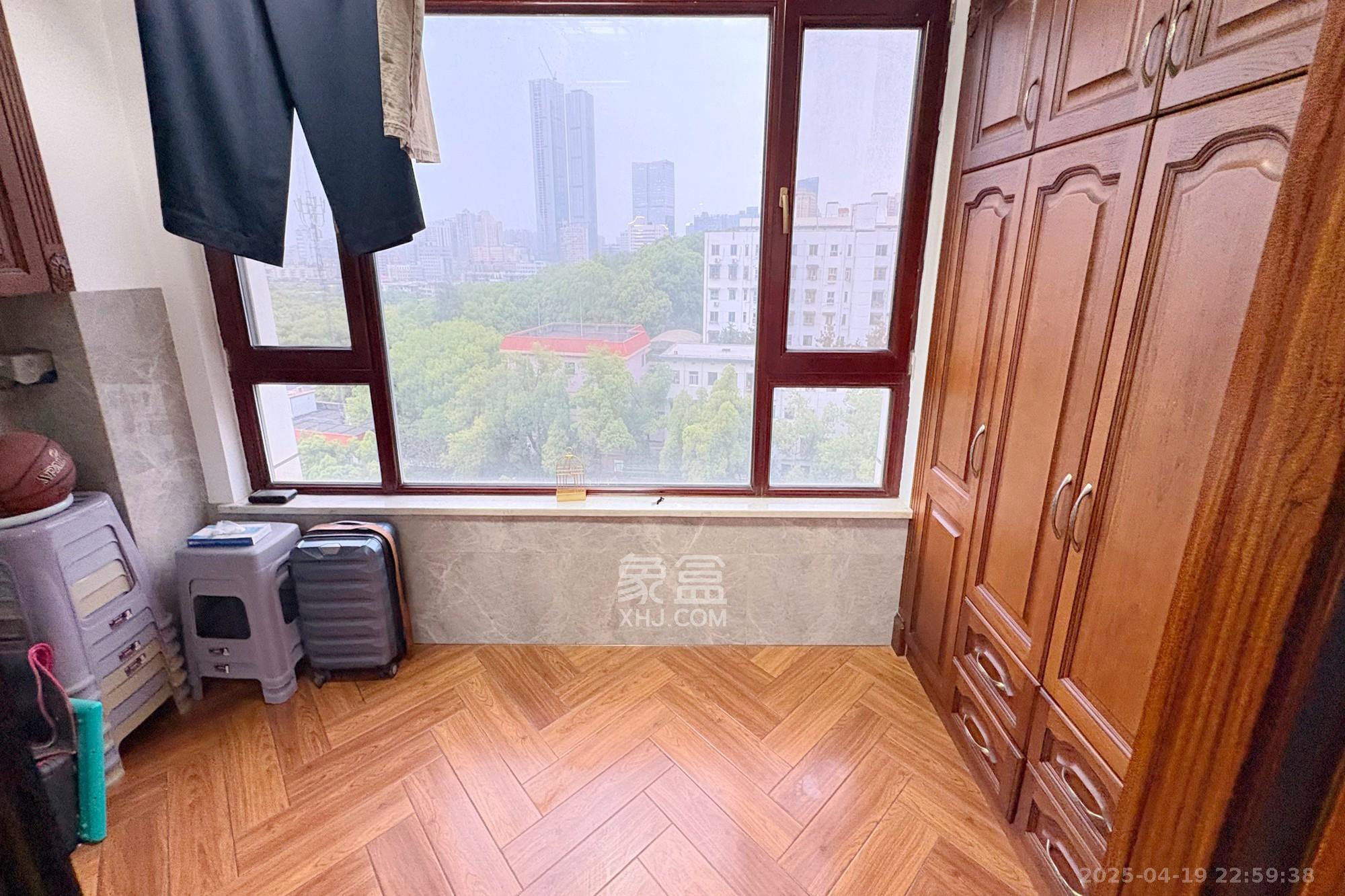 湖南宾馆  3室2厅2卫   368.00万阳台
