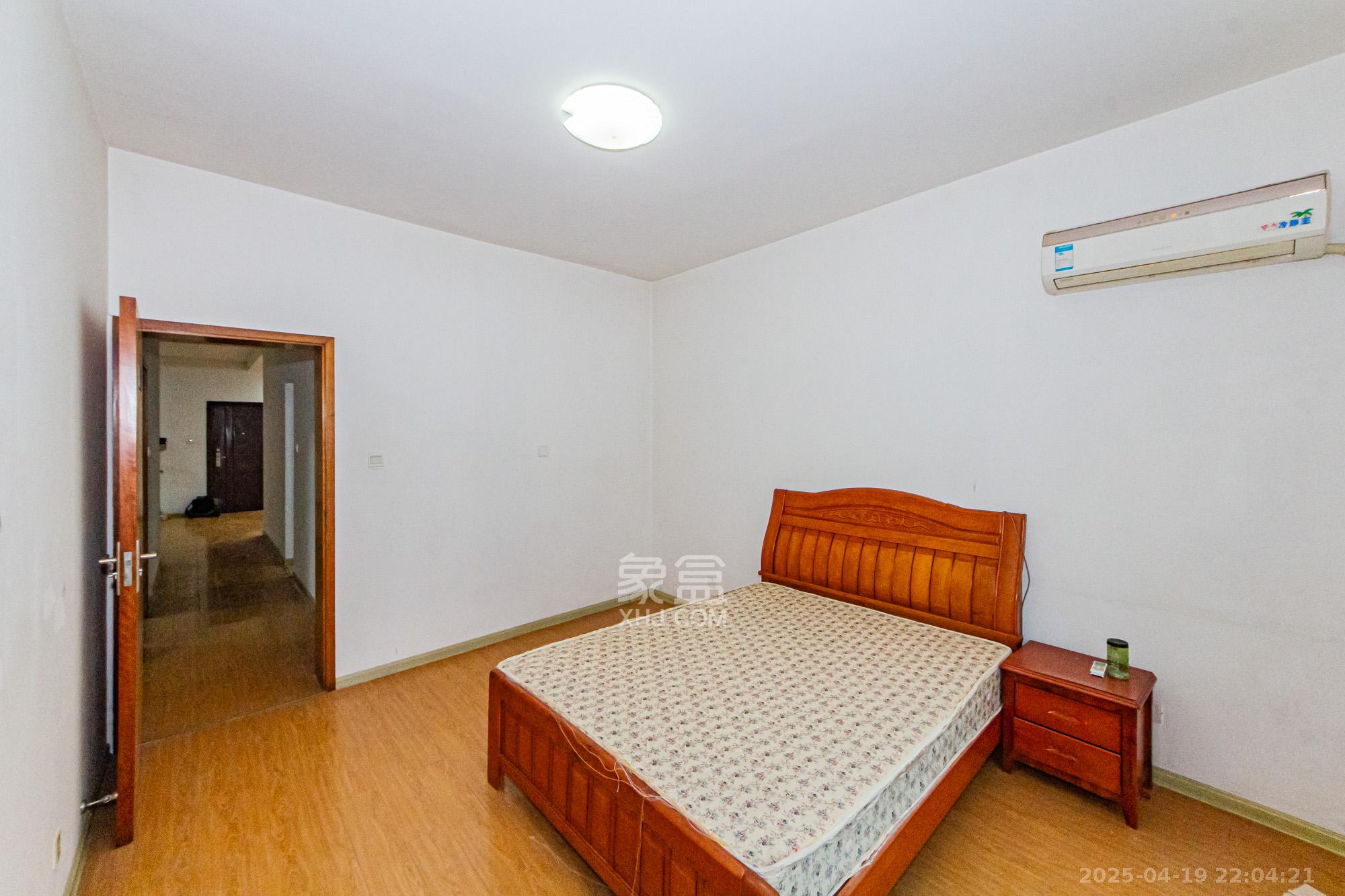 顺天黄金海岸 3室2厅2卫 84.0万 顺天黄金海岸 3室2厅2卫 84.0万卧室