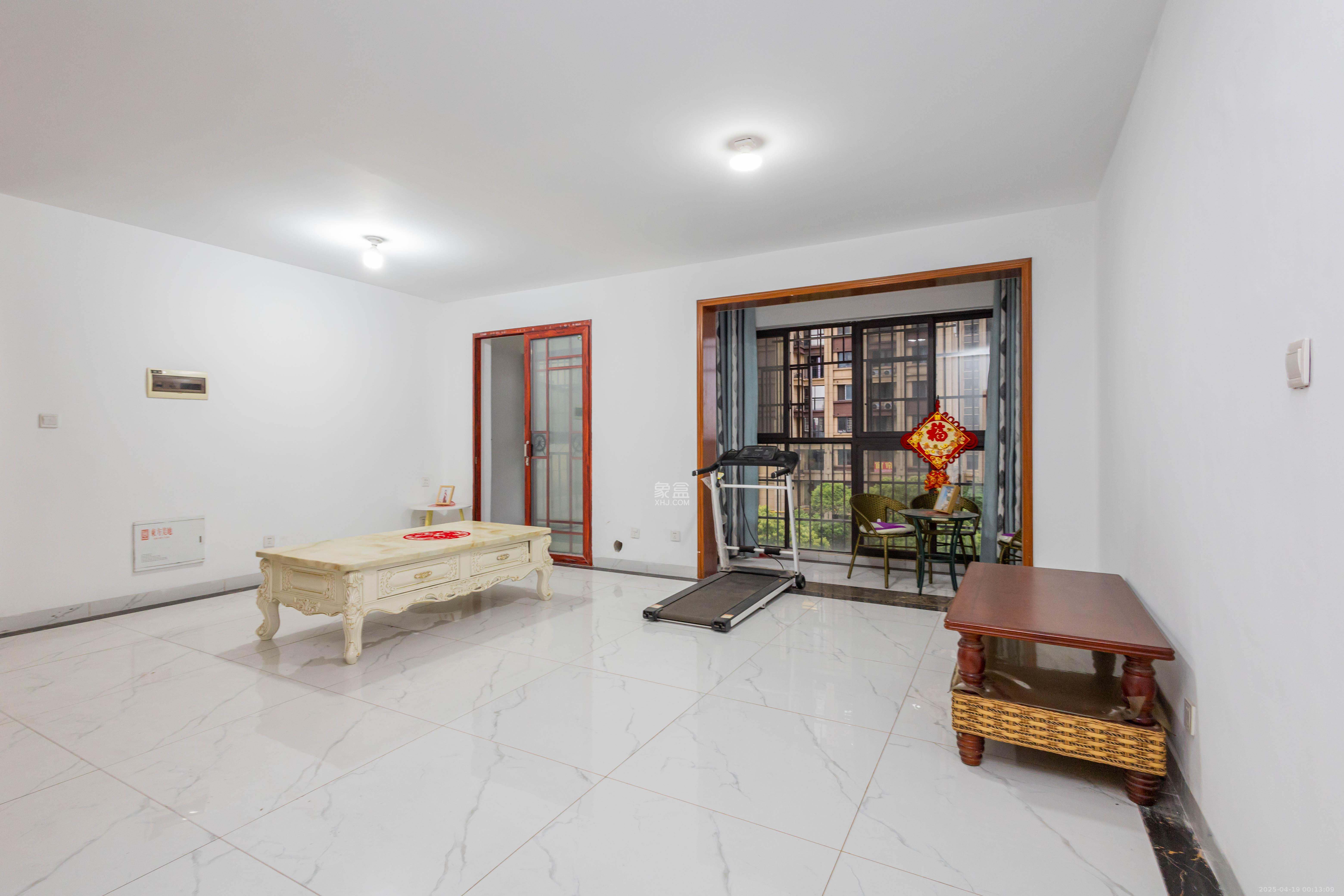 东方美地  3室2厅2卫    91.8万客厅