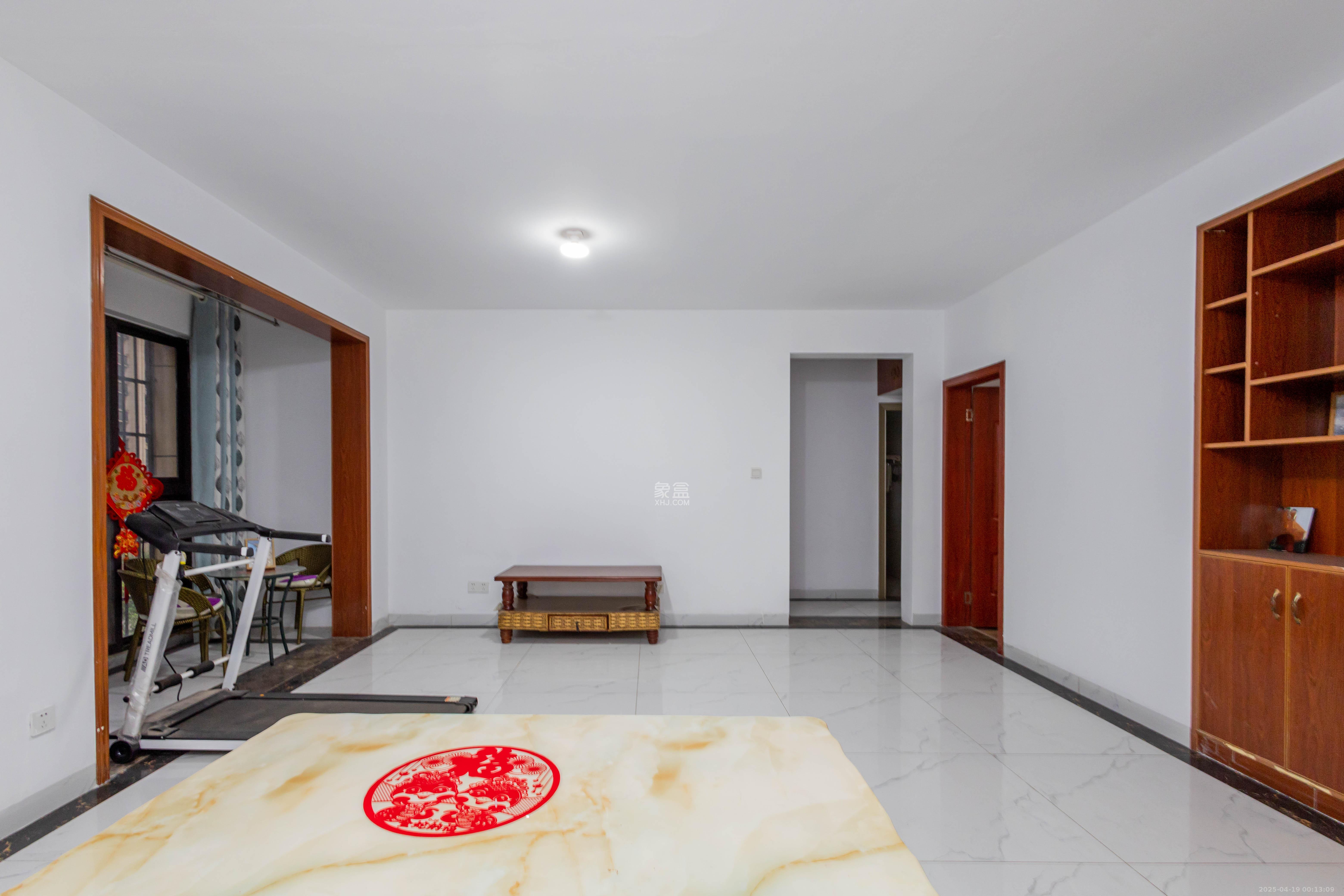 东方美地  3室2厅2卫    91.8万客厅