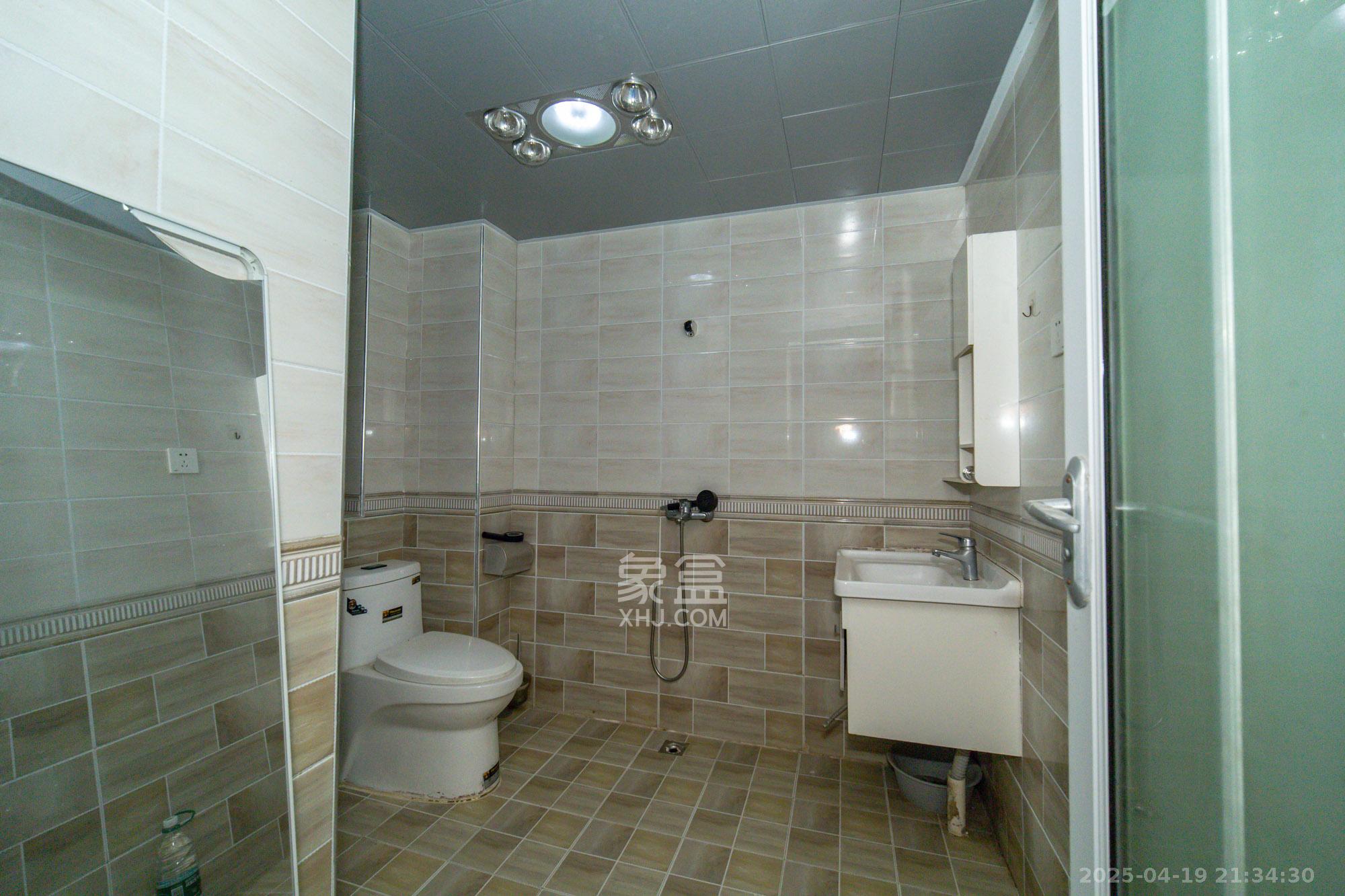 国泰九龙湾 4室2厅2卫 95.0万 国泰九龙湾 4室2厅2卫 95.0万卫生间