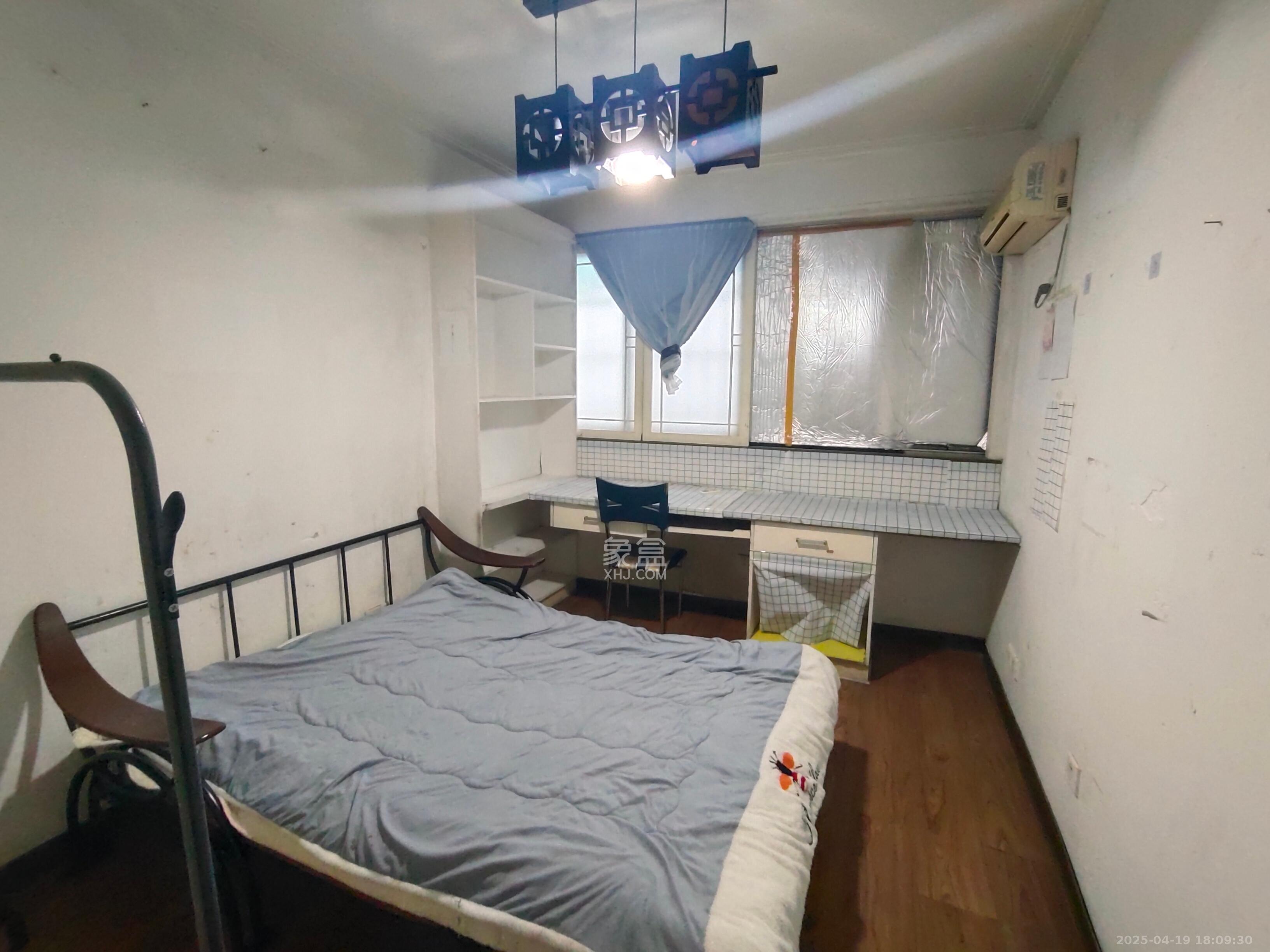 学宫街商住楼  3室2厅2卫   2600.00元/月室内图