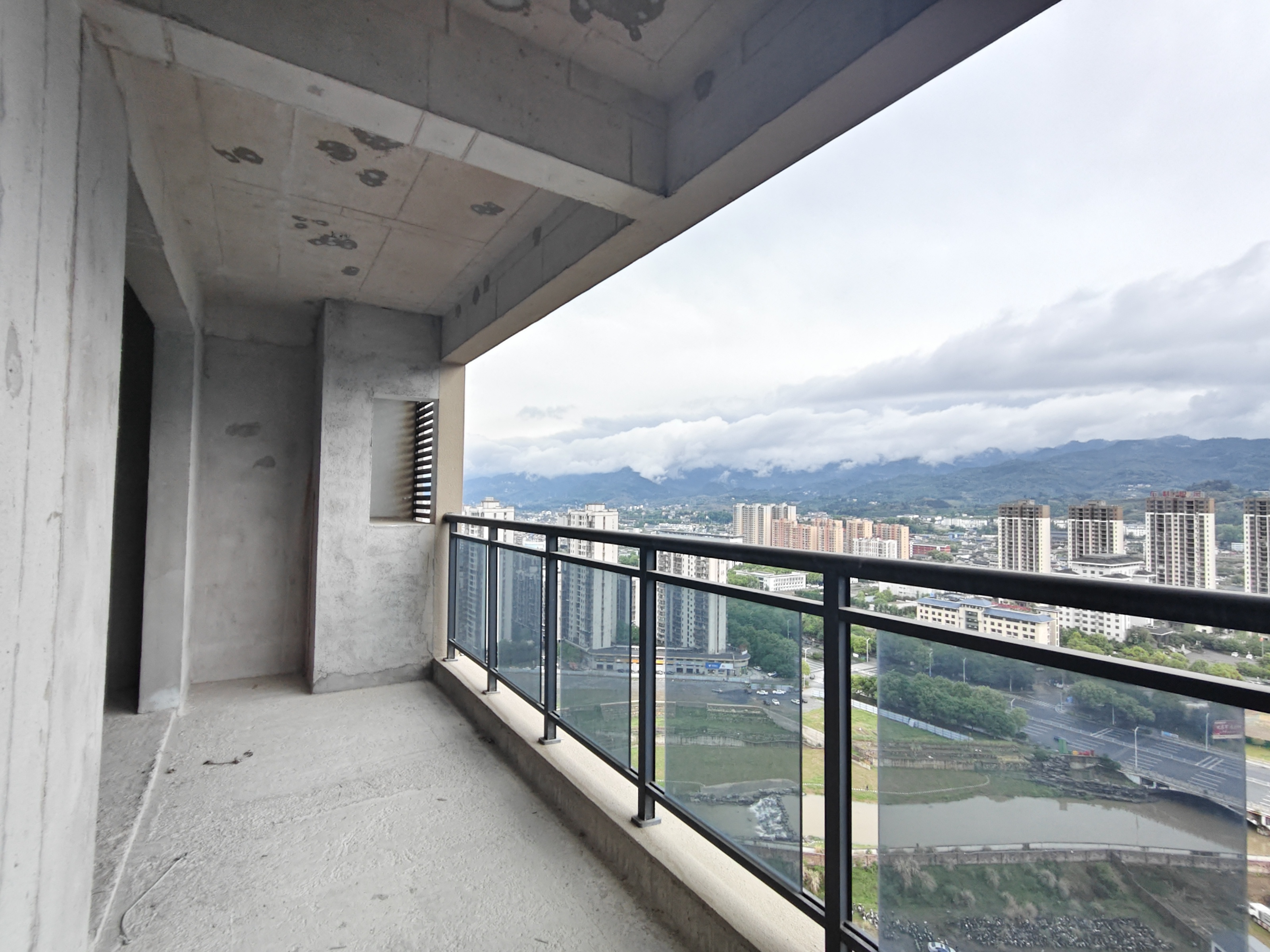 西溪凤凰城  3室2厅2卫    51.0万 西溪凤凰城  3室2厅2卫    51.0万客厅