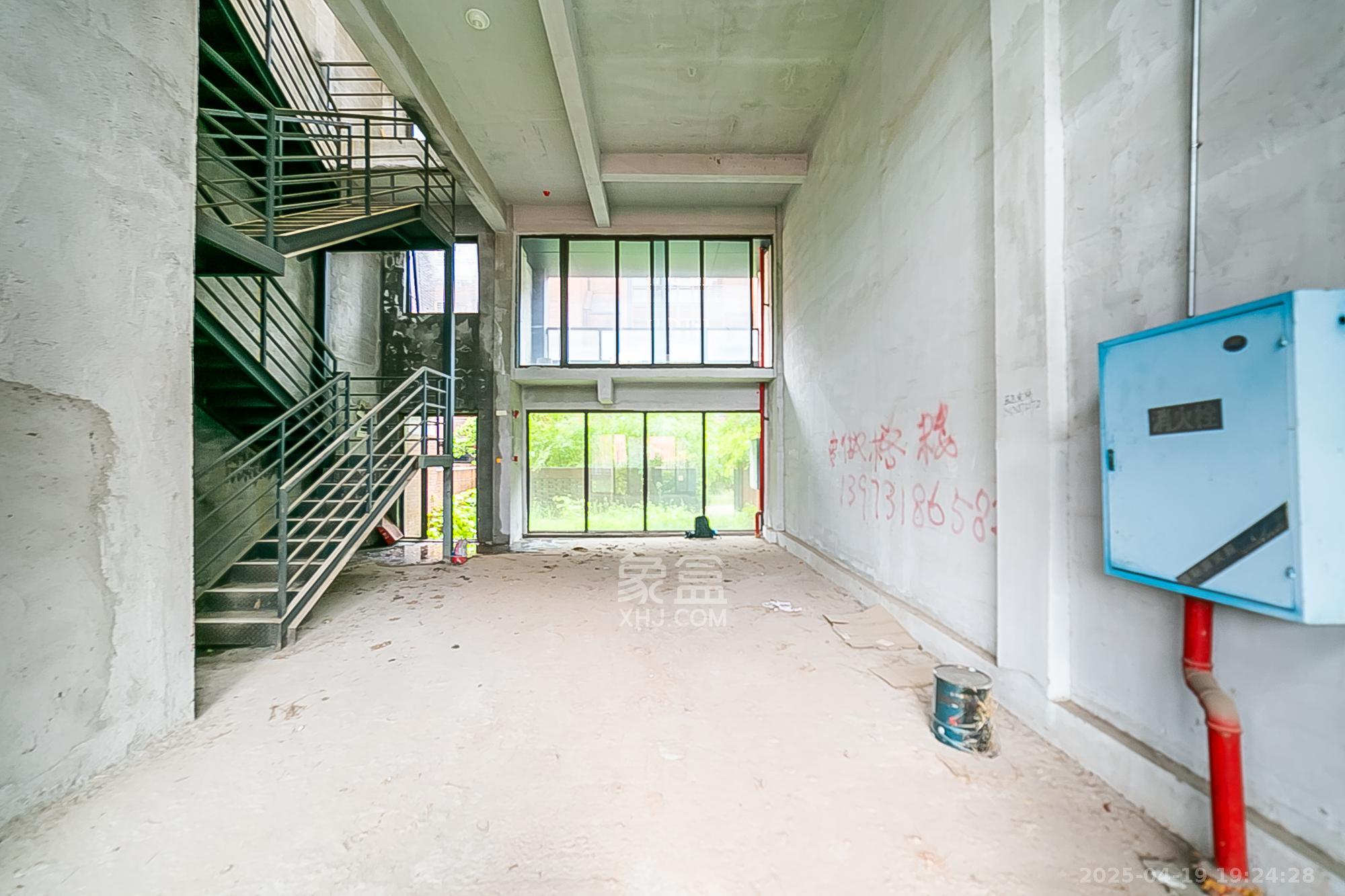 万科紫台 6室3厅3卫 388.0万 万科紫台 6室3厅3卫 388.0万卧室