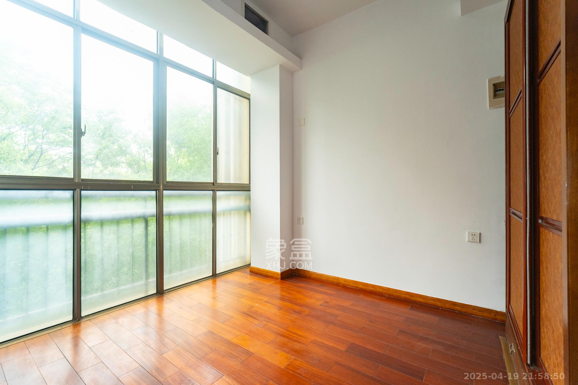 金色比华利  7室3厅3卫    255.0万 金色比华利  7室3厅3卫    255.0万卧室