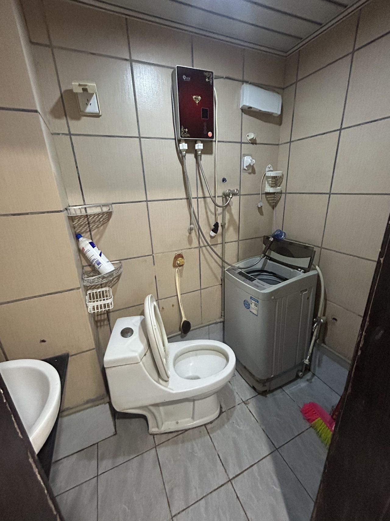 飞龙公寓  1室1厅1卫    30.0万 飞龙公寓  1室1厅1卫    30.0万客厅