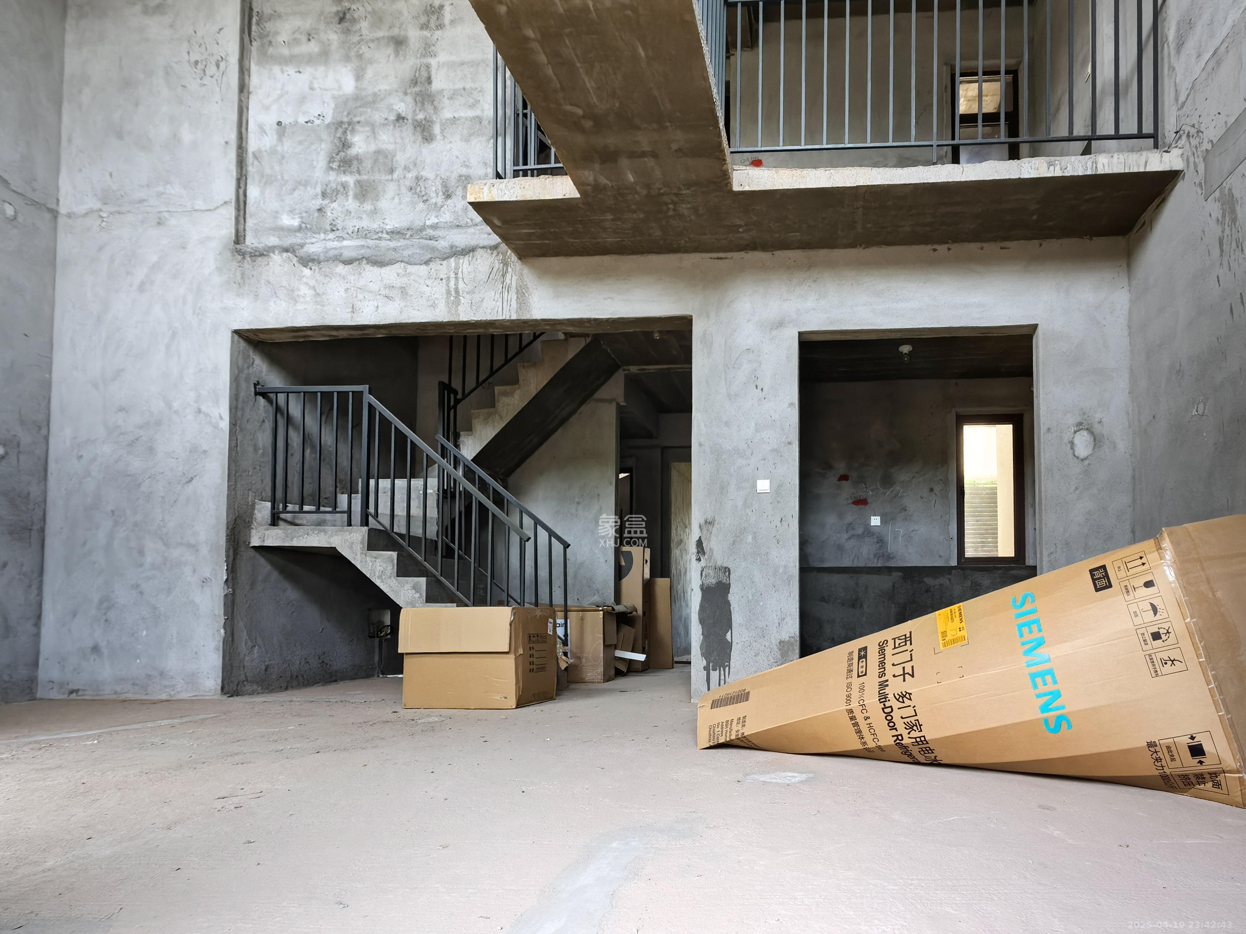 和泓桃李春风 5室2厅3卫 145.0万 和泓桃李春风 5室2厅3卫 145.0万客厅