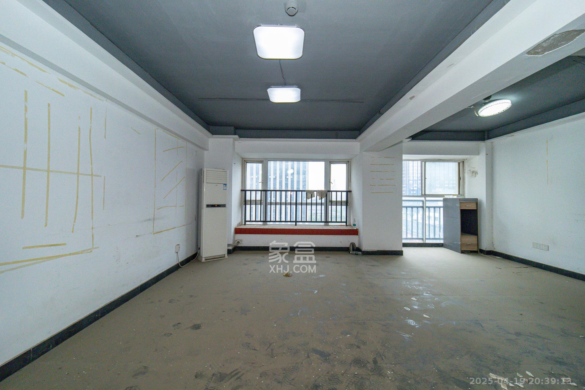 新长海广场 3室2厅2卫 42.5万 新长海广场 3室2厅2卫 42.5万客厅