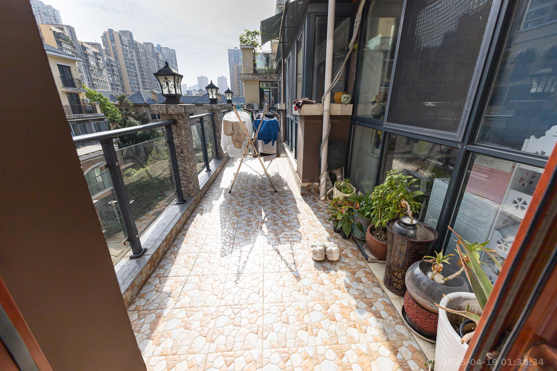 勤诚达新界  4室2厅1卫    119.0万 勤诚达新界  4室2厅1卫    119.0万阳台