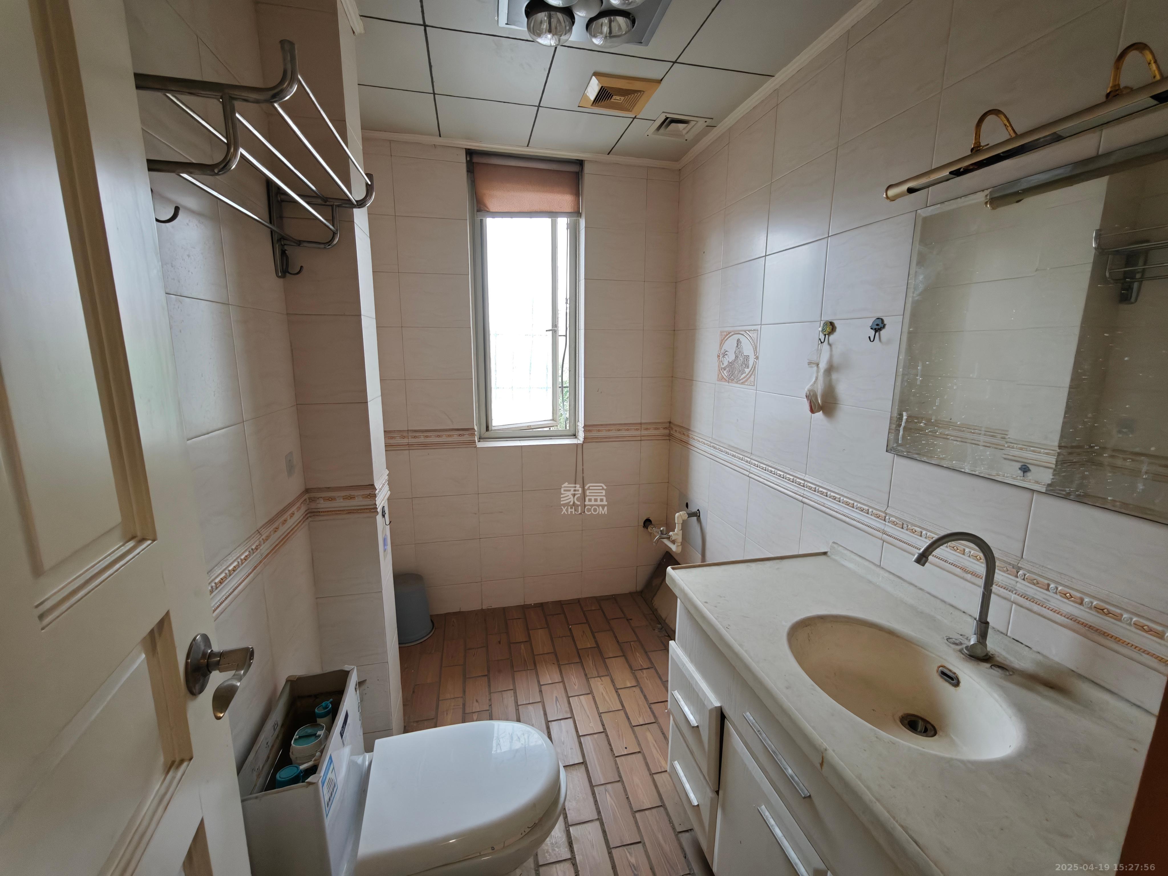 虹嘉花园(虹嘉园小区) 4室2厅2卫 3000.0元/月 虹嘉花园(虹嘉园小区) 4室2厅2卫 3000.0元/月室内图