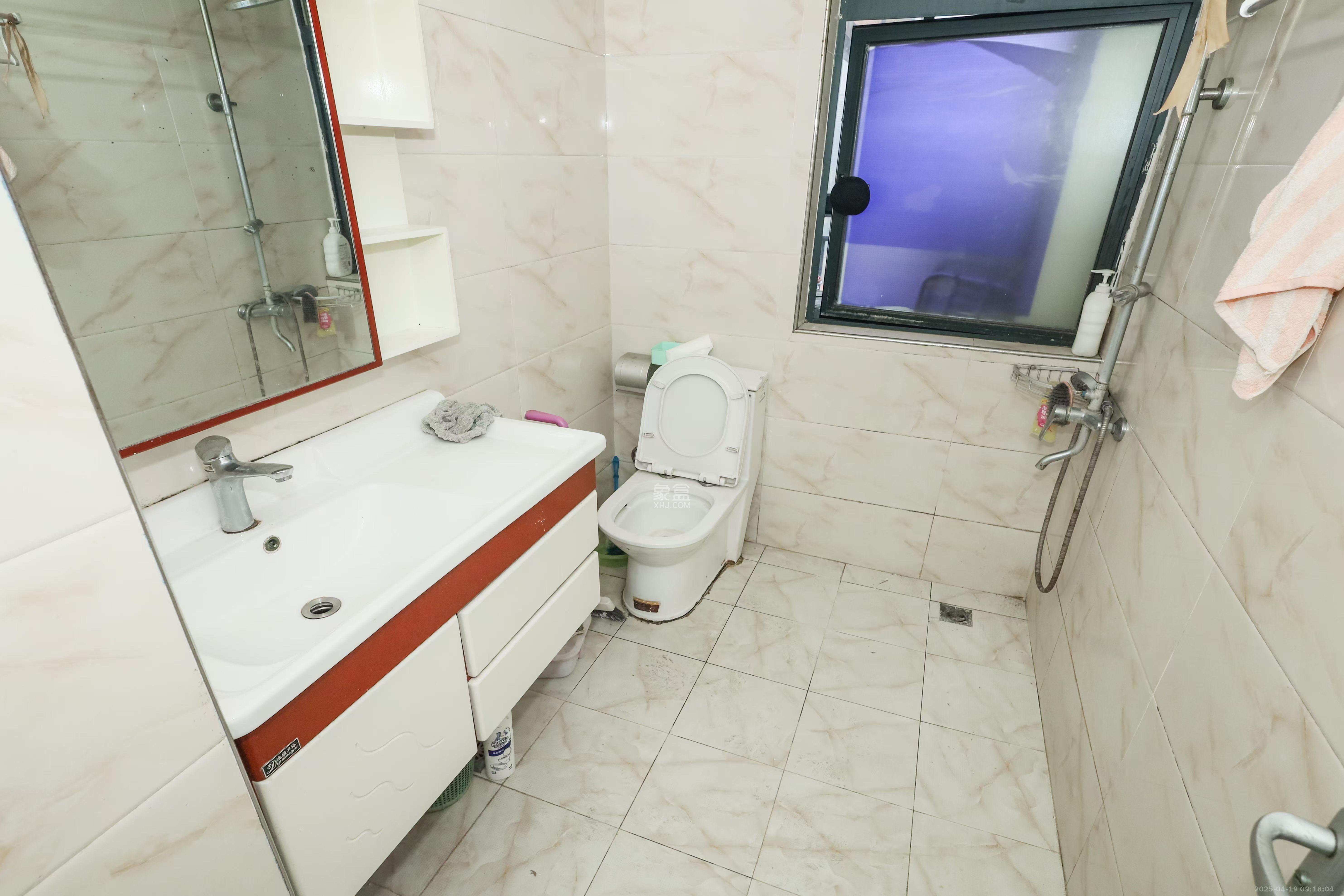 华美公寓(新猎鹰公寓)  3室2厅1卫    2500.0元/月 华美公寓(新猎鹰公寓)  3室2厅1卫    2500.0元/月室内图