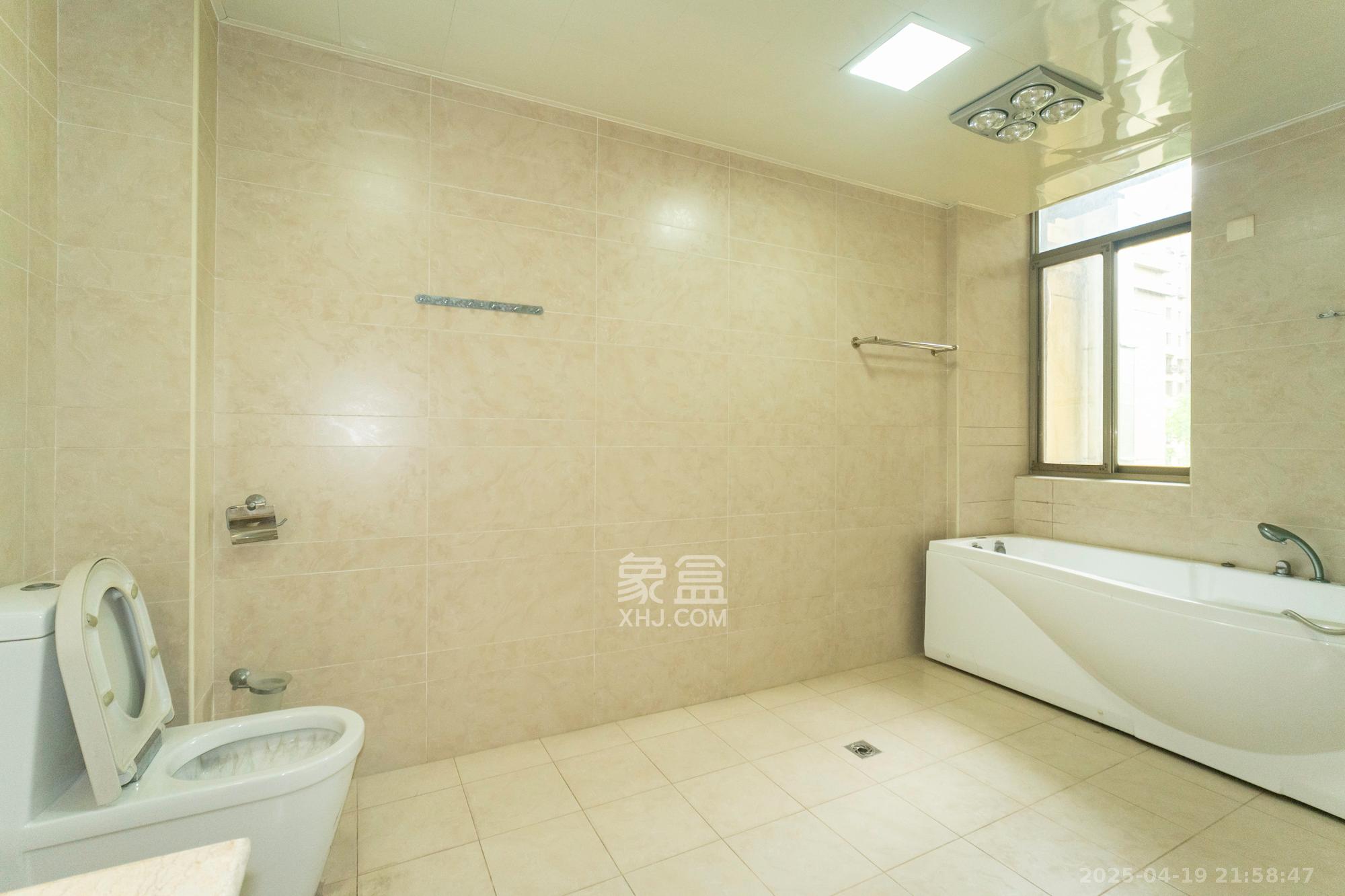 金色比华利  7室3厅3卫    255.0万 金色比华利  7室3厅3卫    255.0万卫生间