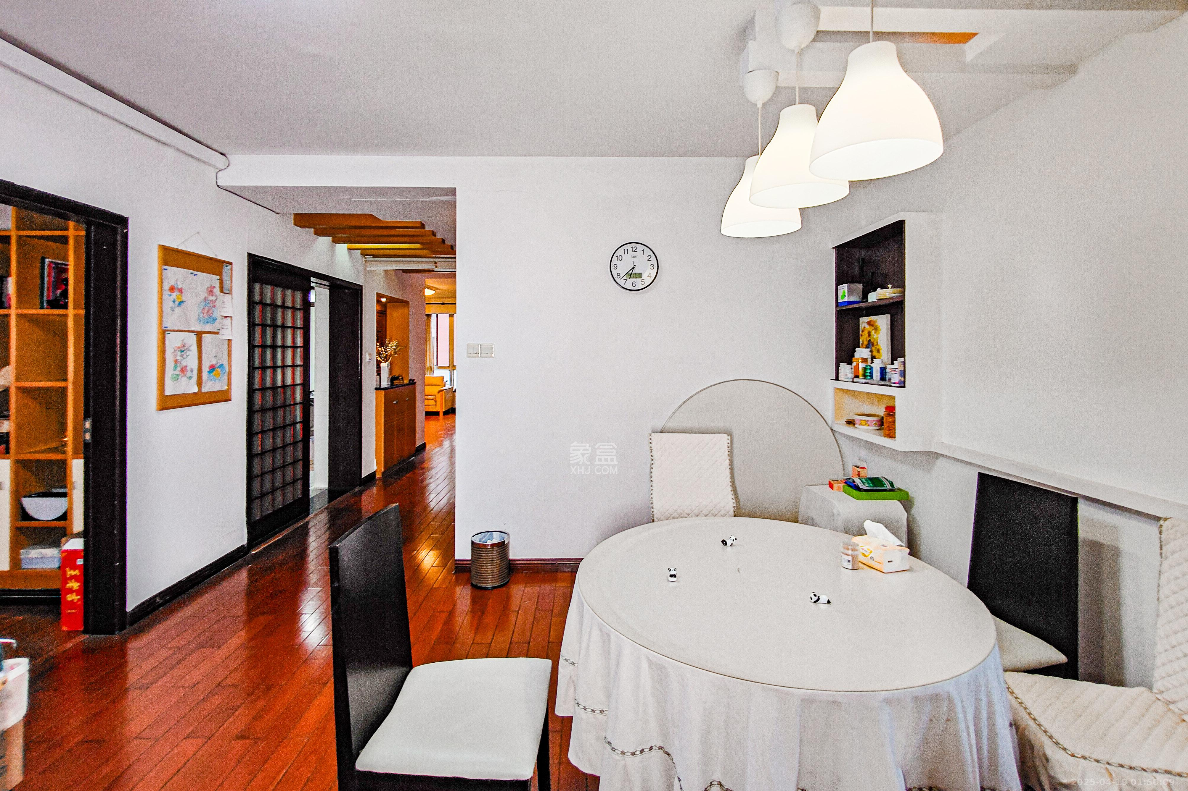 省林勘院 4室2厅1卫 198.0万 省林勘院 4室2厅1卫 198.0万客厅