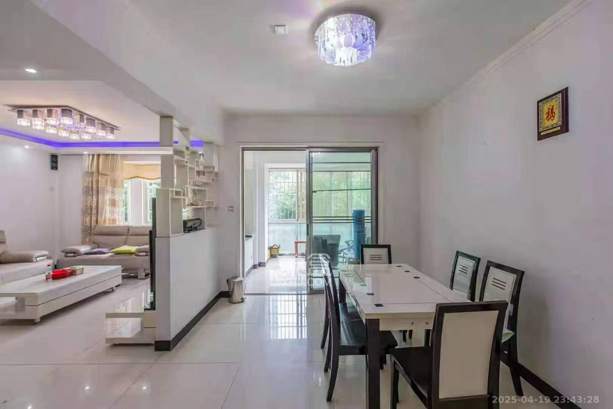 山水人家一二期 4室2厅3卫 138.0万 山水人家一二期 4室2厅3卫 138.0万客厅