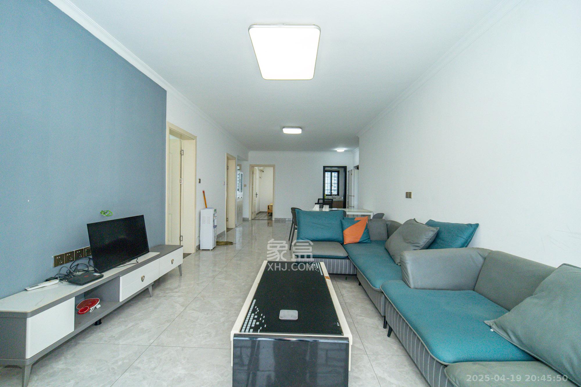 时代港湾 4室2厅2卫 66.8万 时代港湾 4室2厅2卫 66.8万客厅