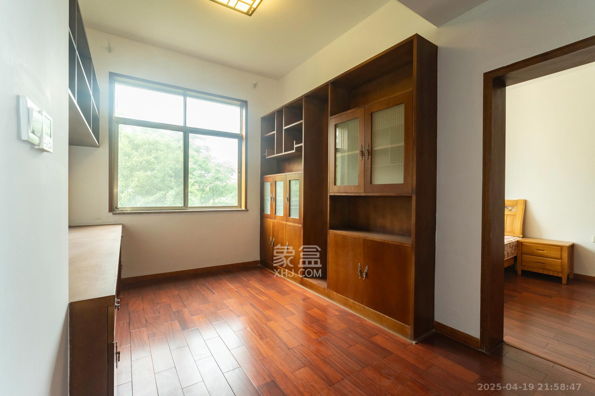 金色比华利  7室3厅3卫    255.0万 金色比华利  7室3厅3卫    255.0万其他