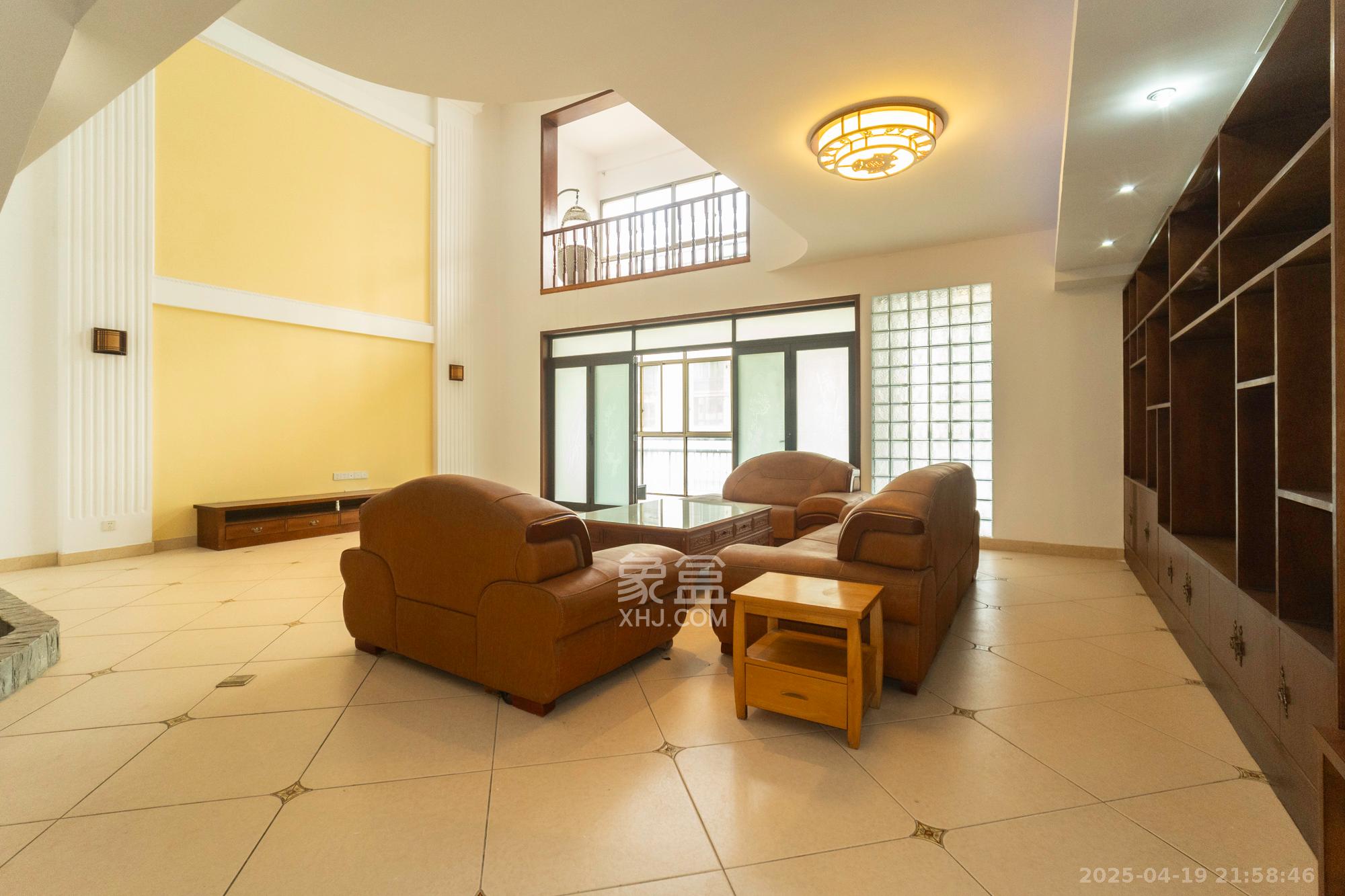 金色比华利  7室3厅3卫    255.0万 金色比华利  7室3厅3卫    255.0万客厅