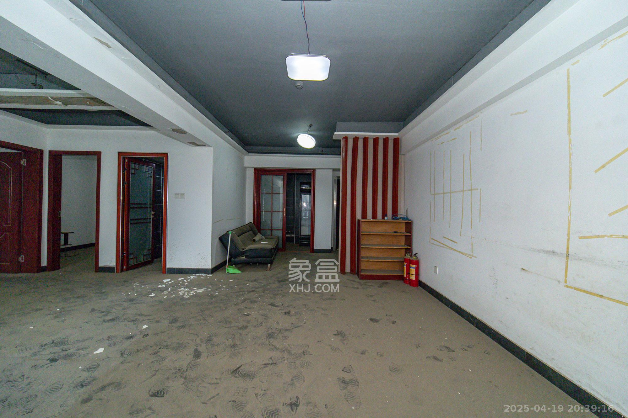 新长海广场 3室2厅2卫 42.5万 新长海广场 3室2厅2卫 42.5万客厅