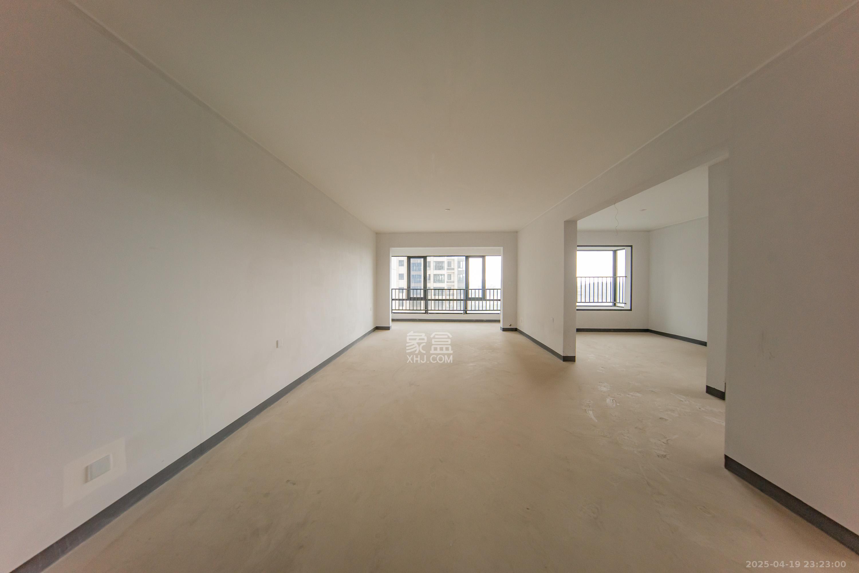 建投象山国际  4室2厅2卫   152.00万客厅
