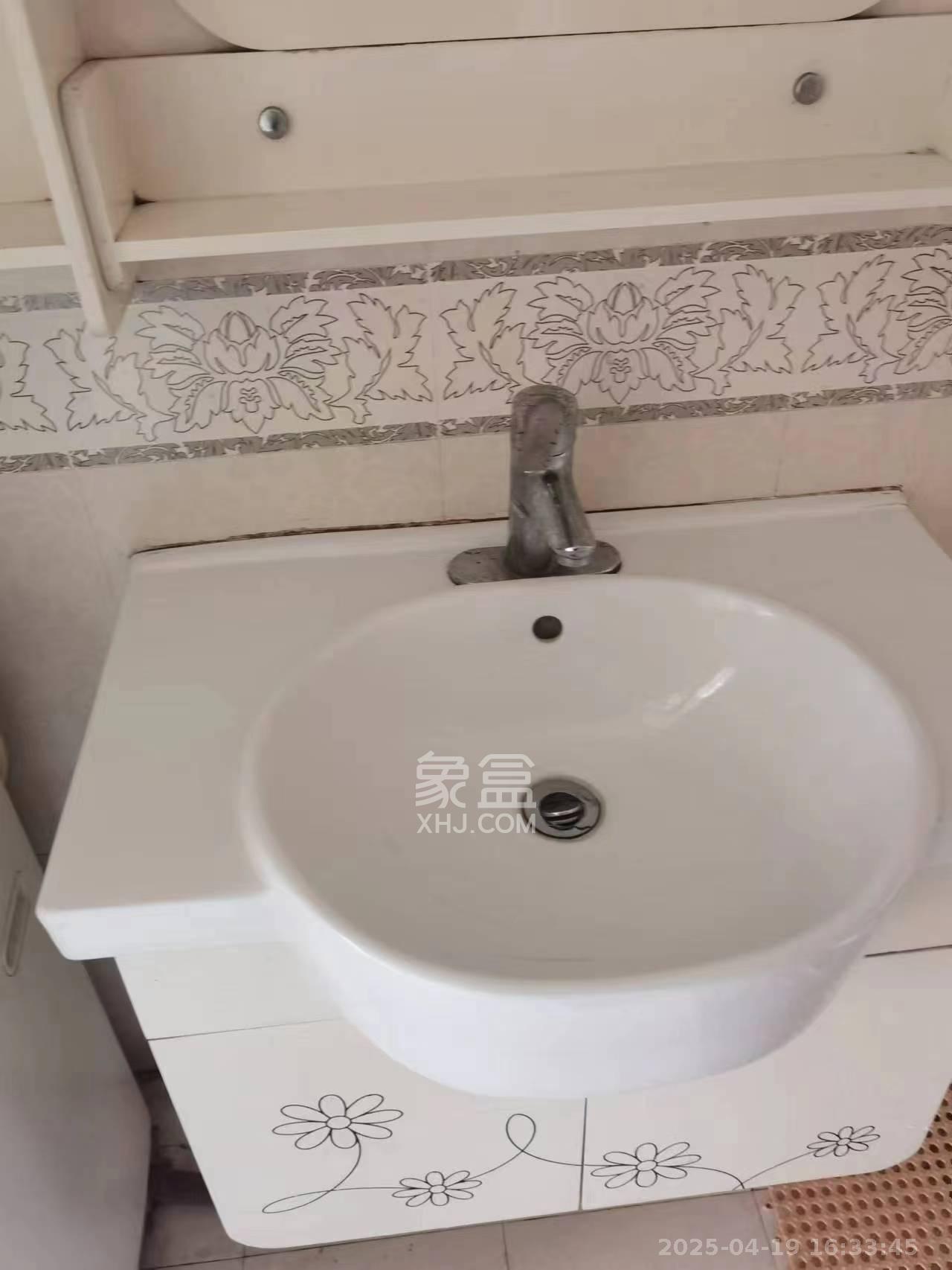 山水花都  1室1厅1卫   1400.00元/月室内图