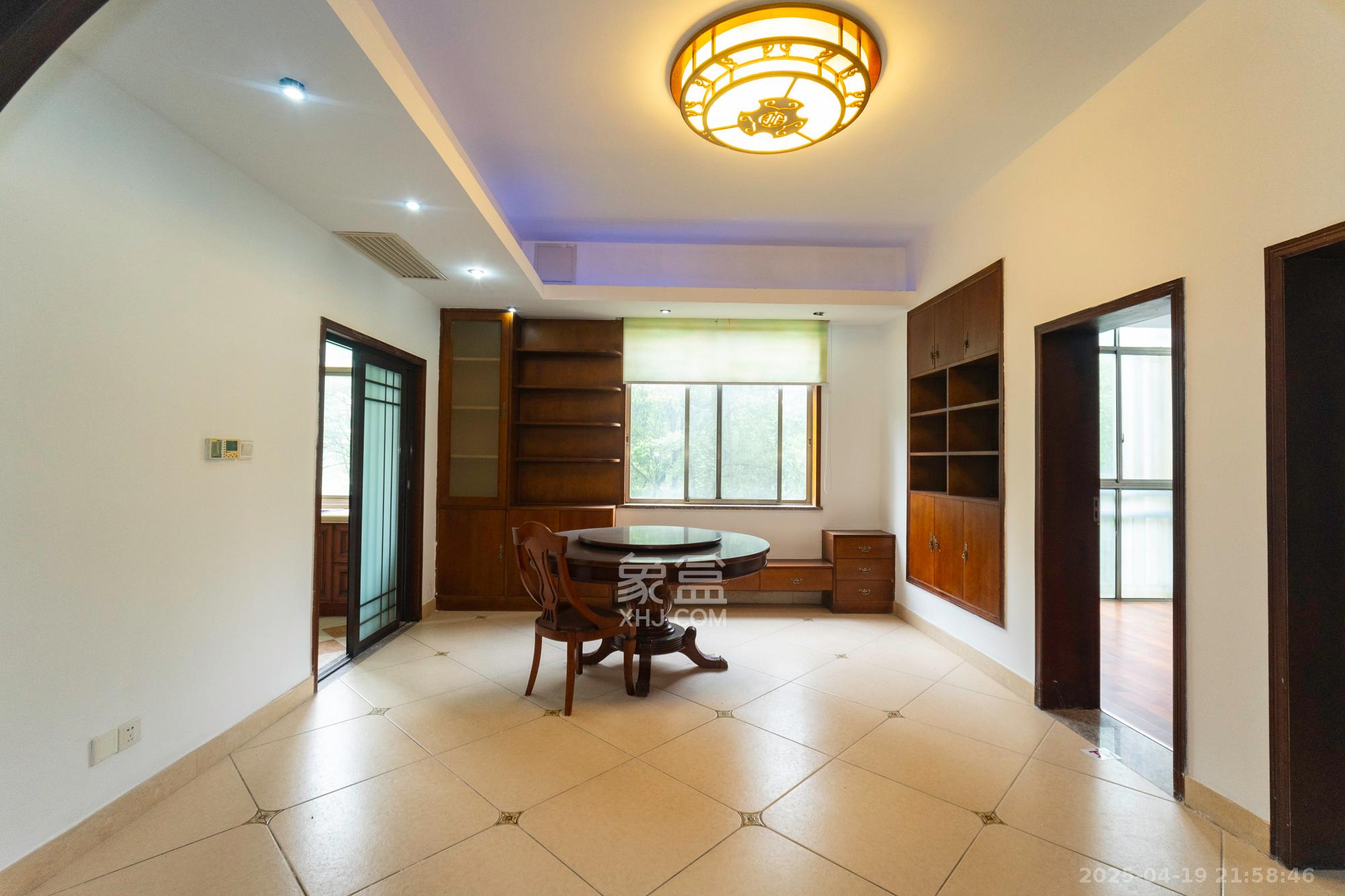 金色比华利  7室3厅3卫    255.0万 金色比华利  7室3厅3卫    255.0万客厅