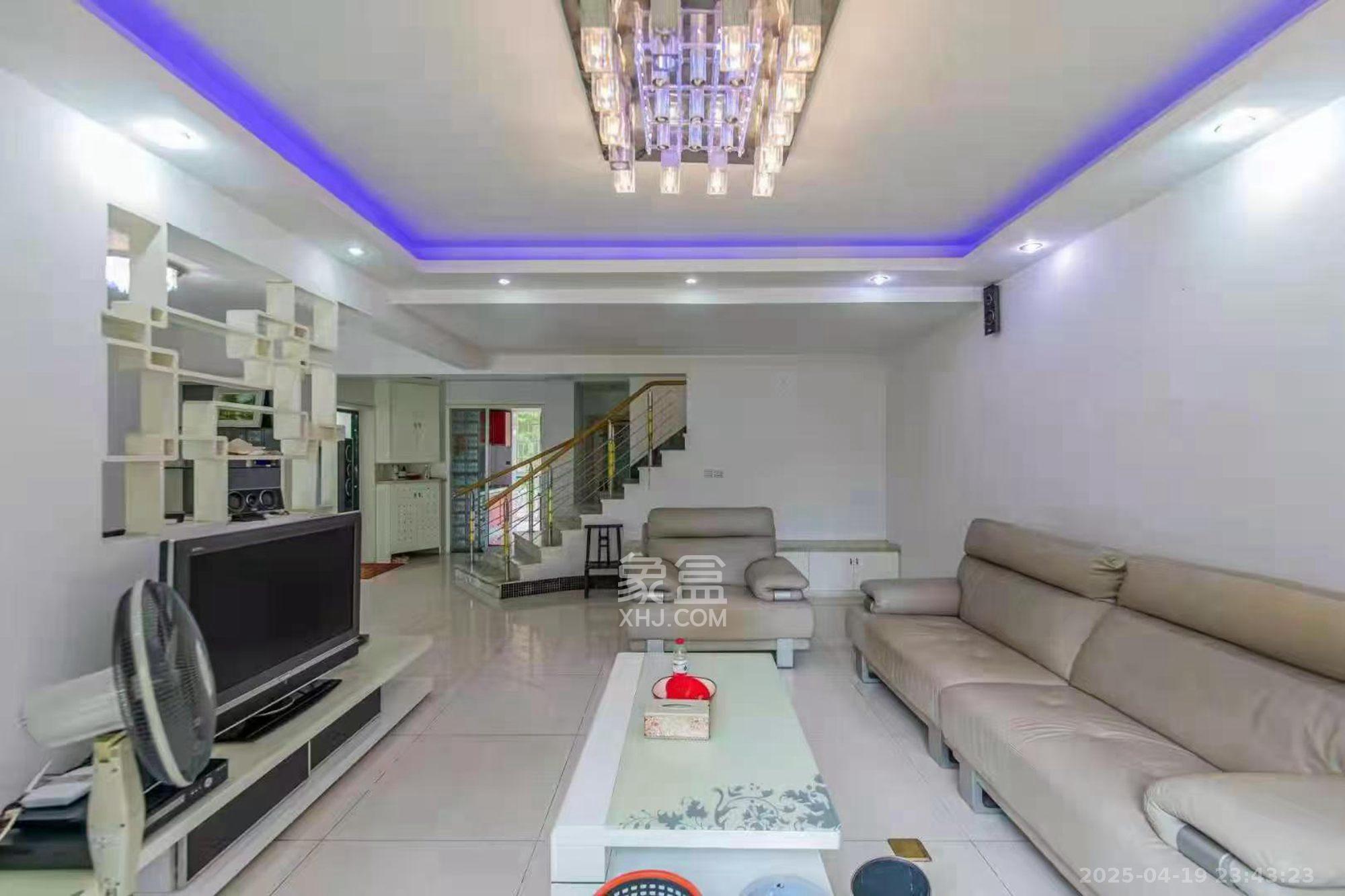 山水人家一二期 4室2厅3卫 138.0万 山水人家一二期 4室2厅3卫 138.0万客厅