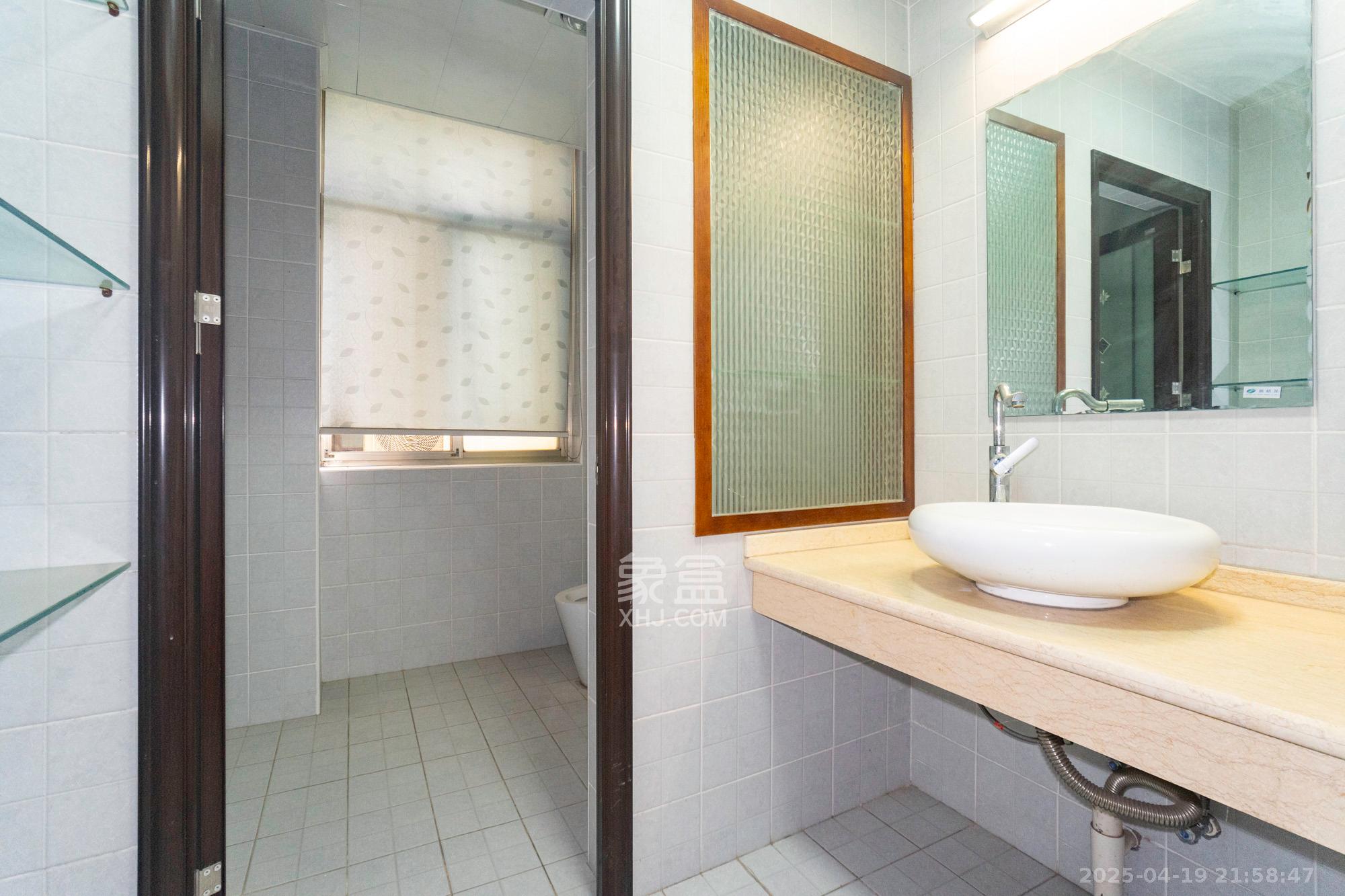 金色比华利  7室3厅3卫    255.0万 金色比华利  7室3厅3卫    255.0万卫生间