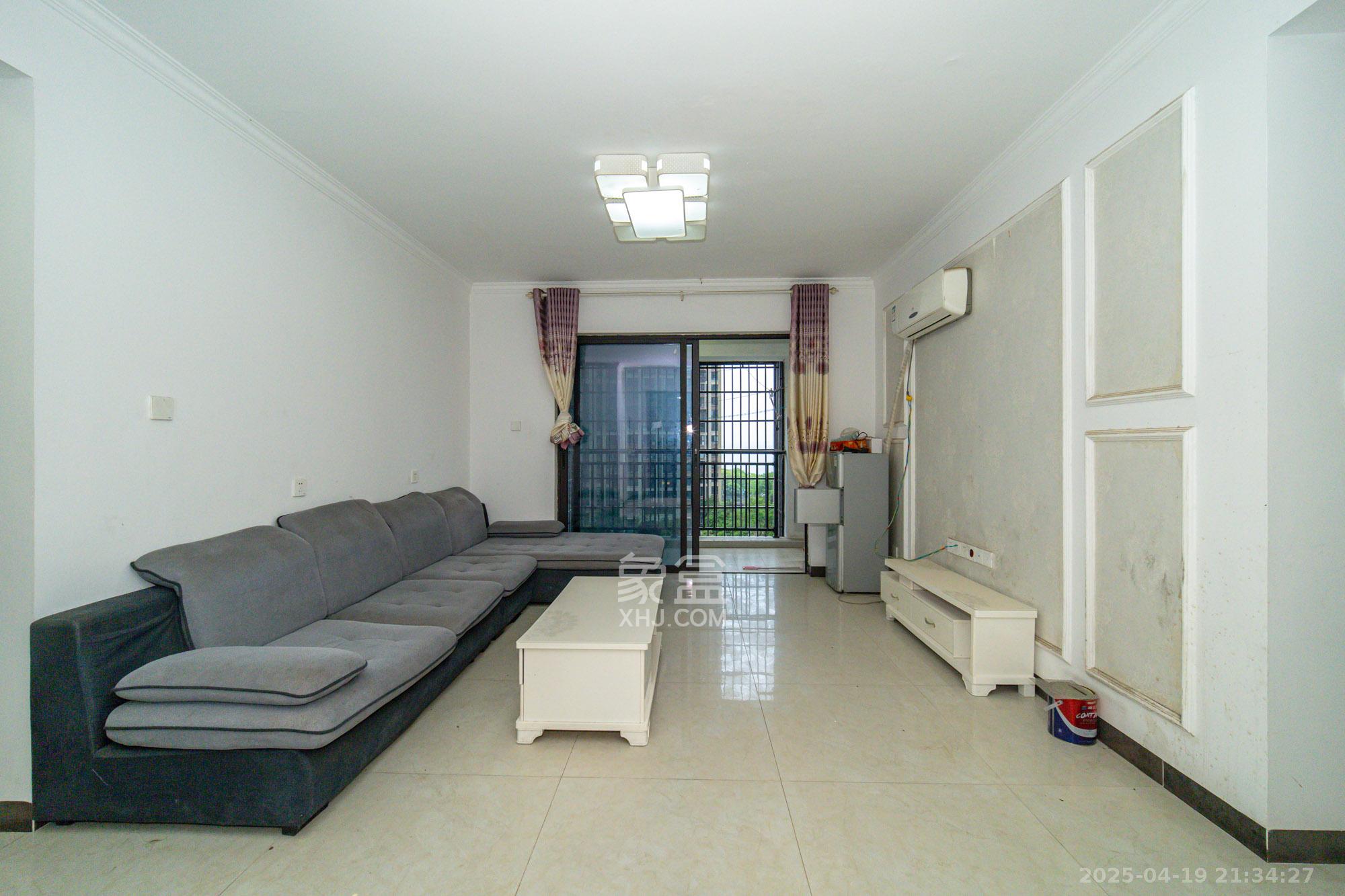 国泰九龙湾 4室2厅2卫 95.0万 国泰九龙湾 4室2厅2卫 95.0万客厅