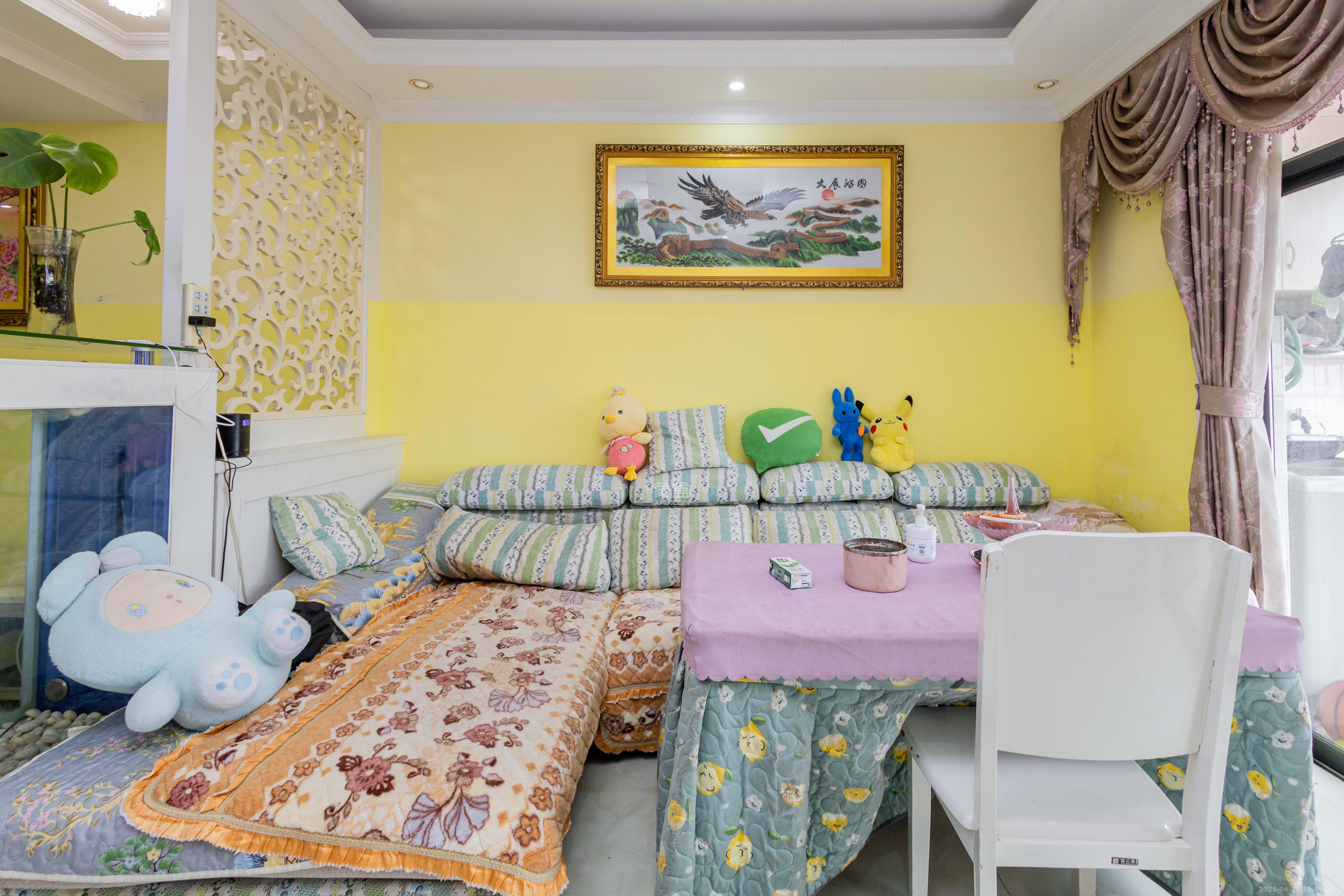 紫华郡 3室1厅1卫 56.0万 紫华郡 3室1厅1卫 56.0万客厅