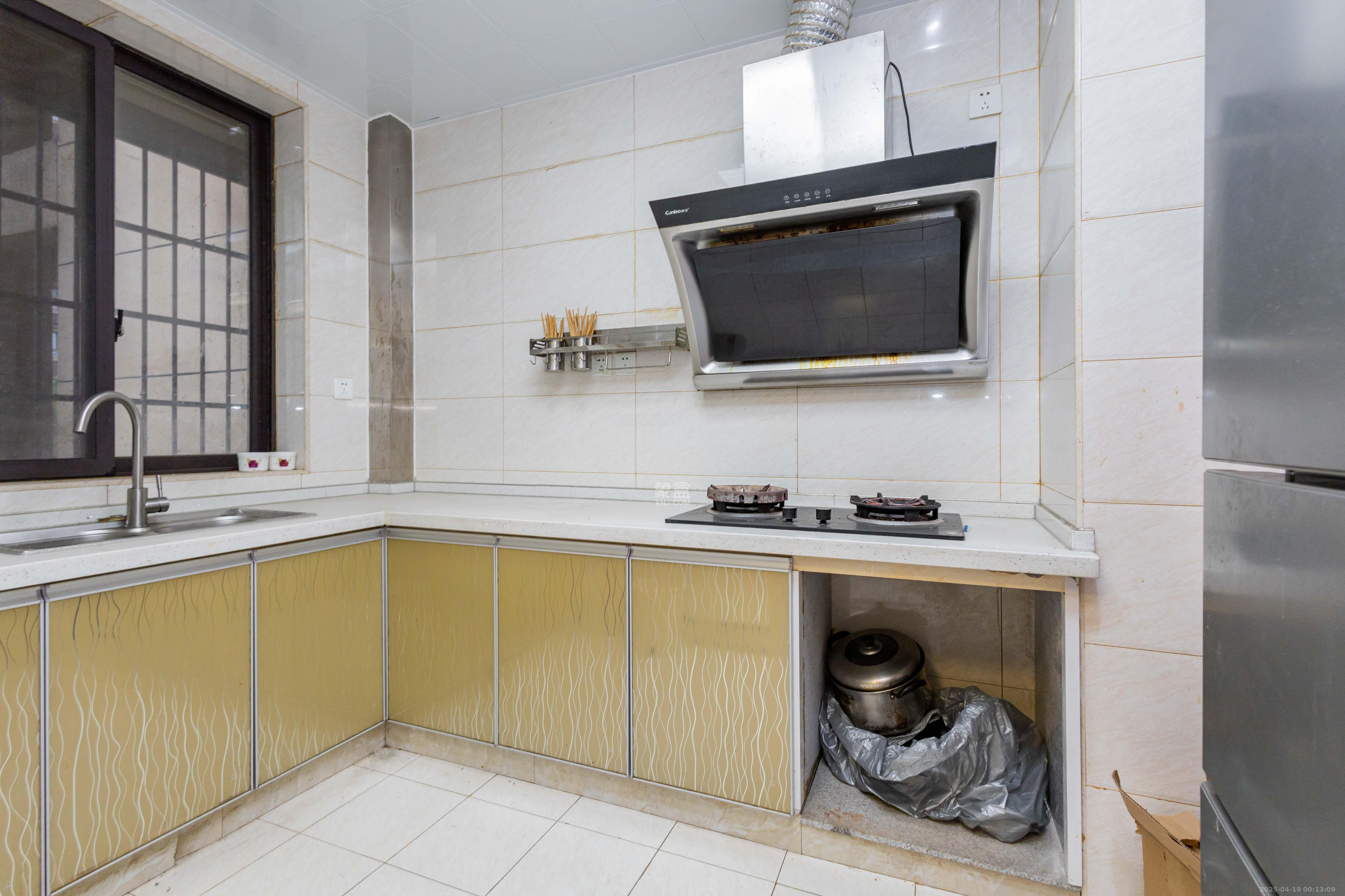 东方美地  3室2厅2卫    91.8万厨房