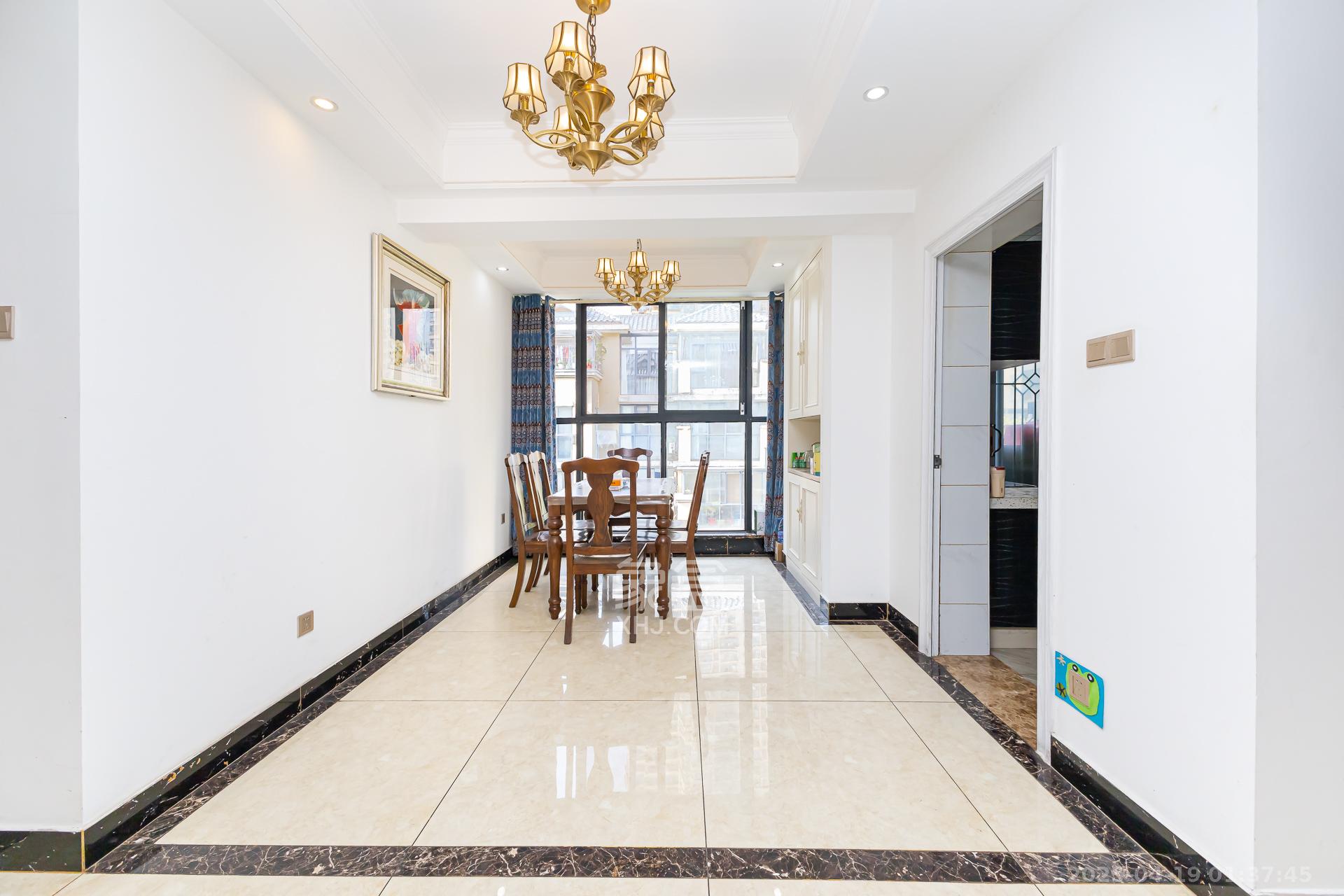 勤诚达新界  4室2厅1卫    119.0万 勤诚达新界  4室2厅1卫    119.0万客厅