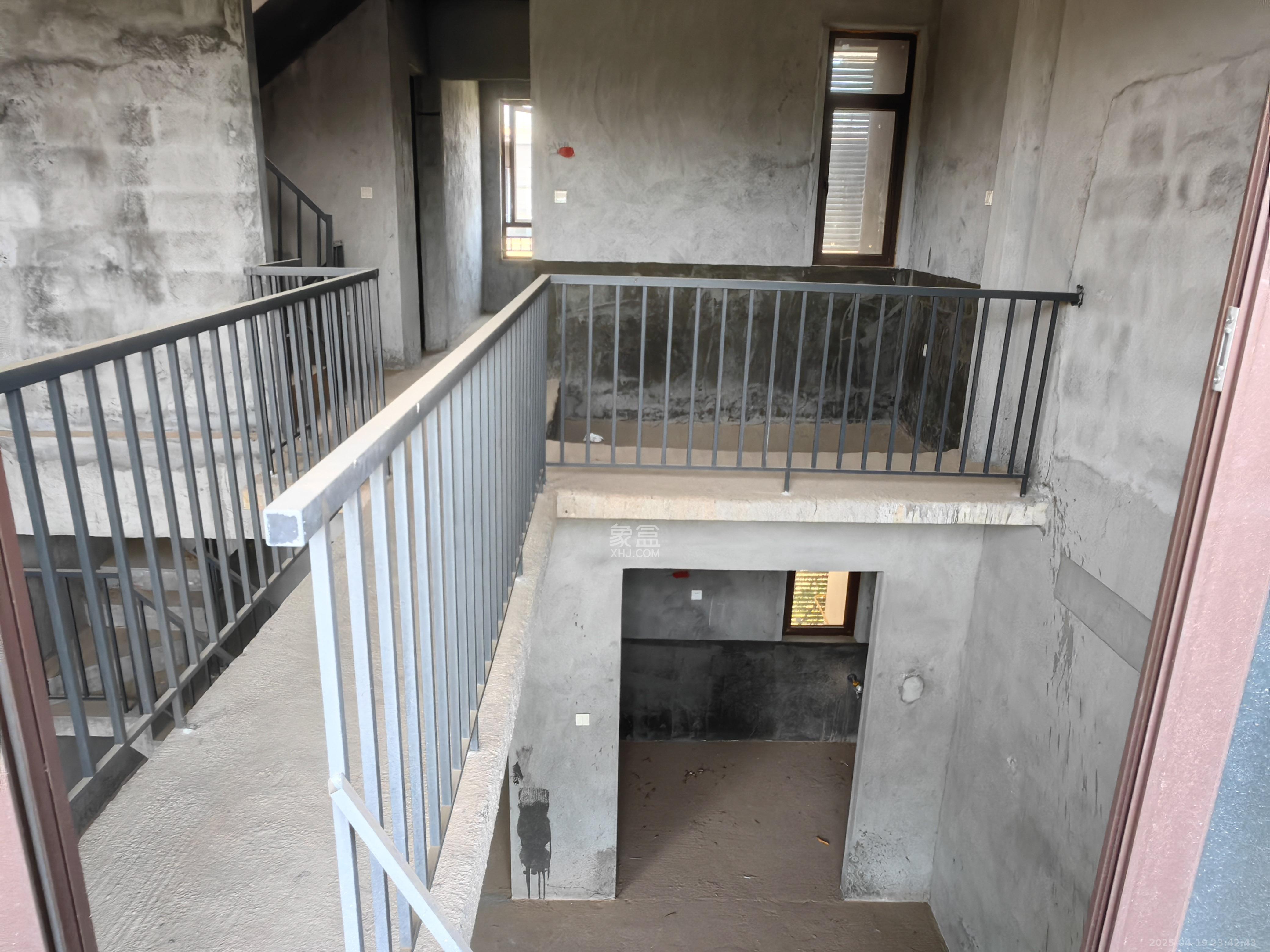 和泓桃李春风 5室2厅3卫 145.0万 和泓桃李春风 5室2厅3卫 145.0万客厅