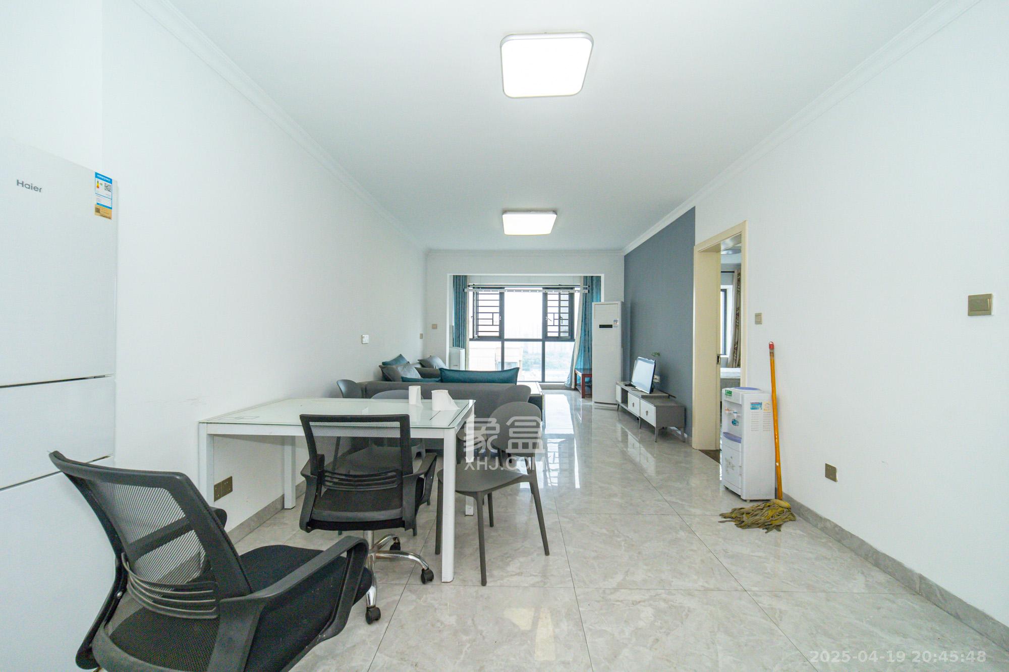 时代港湾 4室2厅2卫 66.8万 时代港湾 4室2厅2卫 66.8万客厅