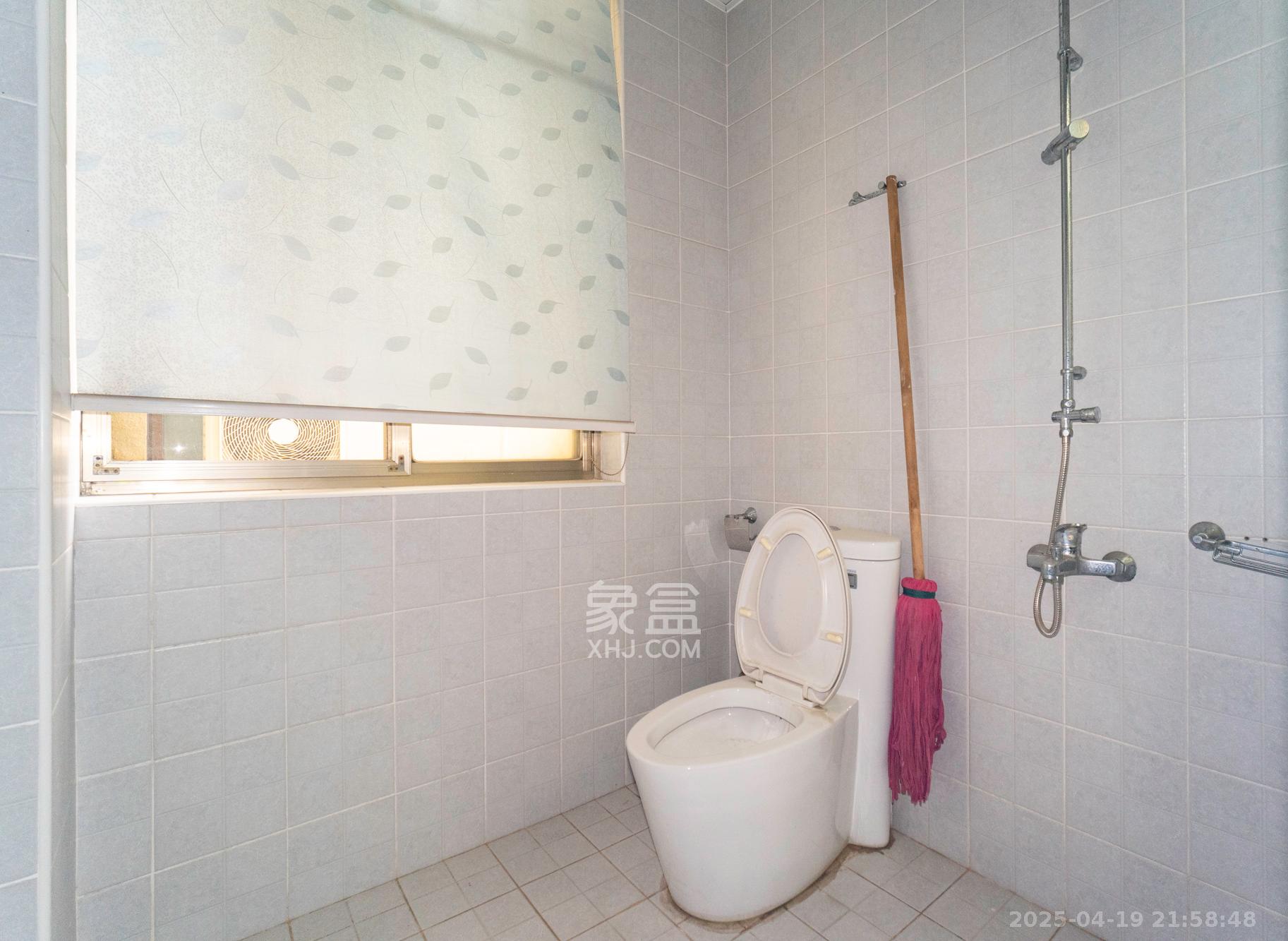 金色比华利  7室3厅3卫    255.0万 金色比华利  7室3厅3卫    255.0万卫生间