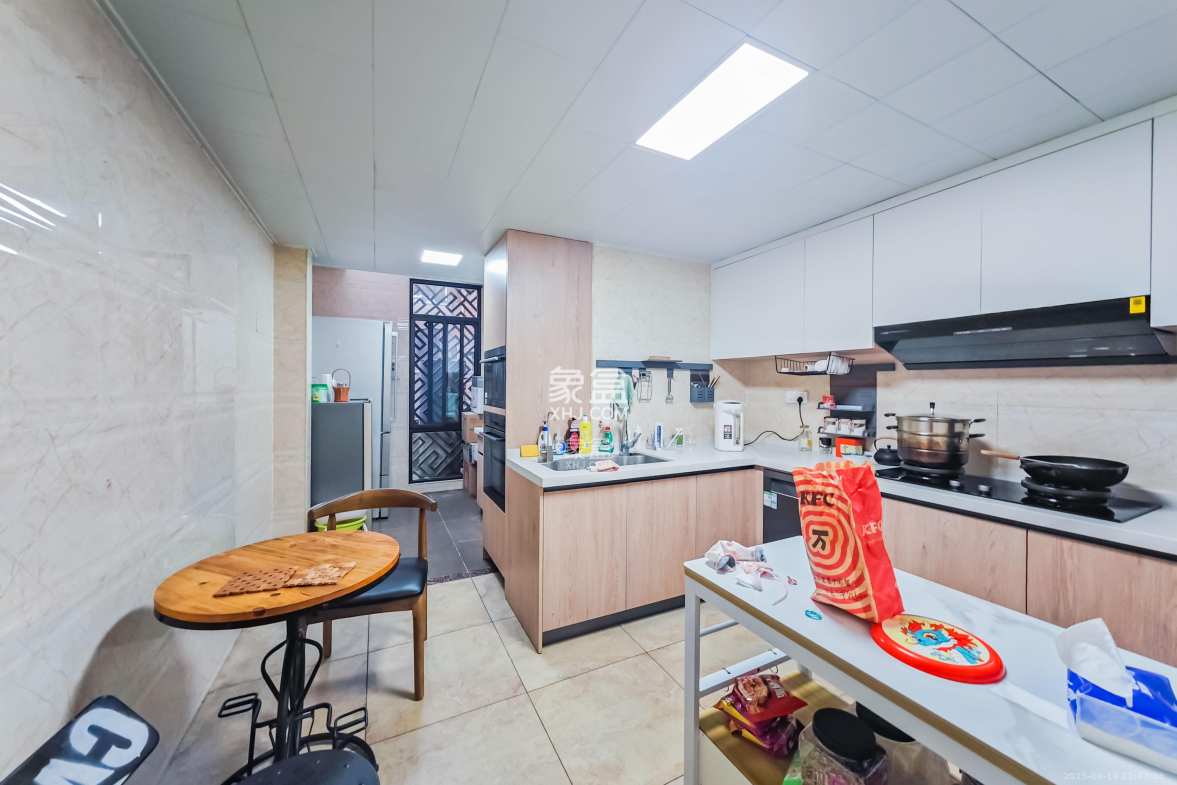 万科金域华府三四期  5室2厅3卫    340.0万 万科金域华府三四期  5室2厅3卫    340.0万厨房