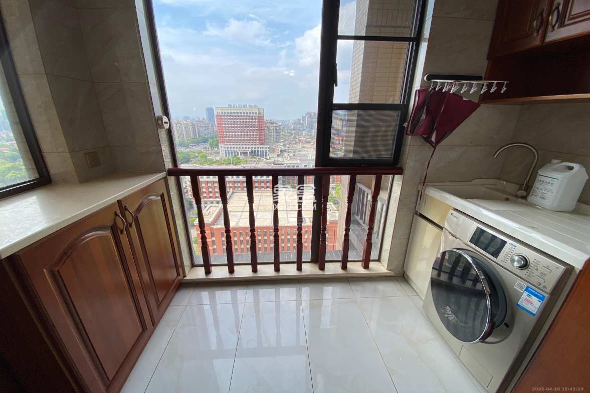 中泰财富湘江 3室2厅2卫 2600.0元/月 中泰财富湘江 3室2厅2卫 2600.0元/月室内图