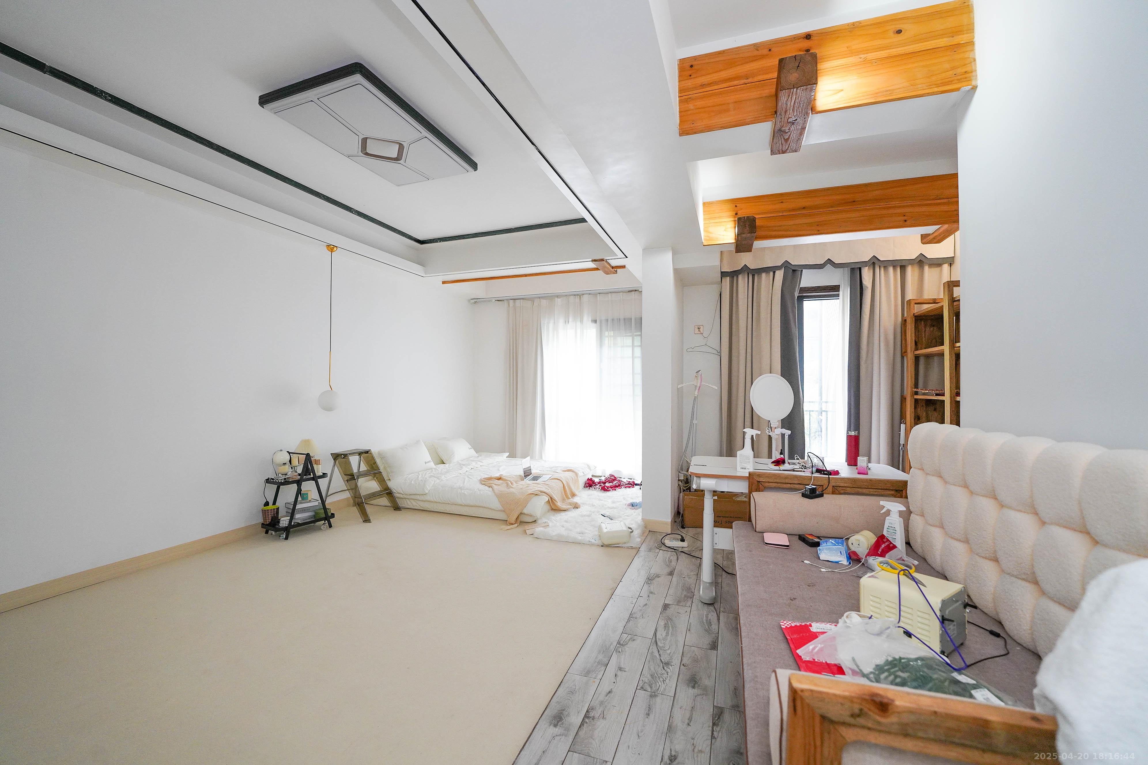 橘郡礼顿山  6室3厅2卫   348.00万卧室