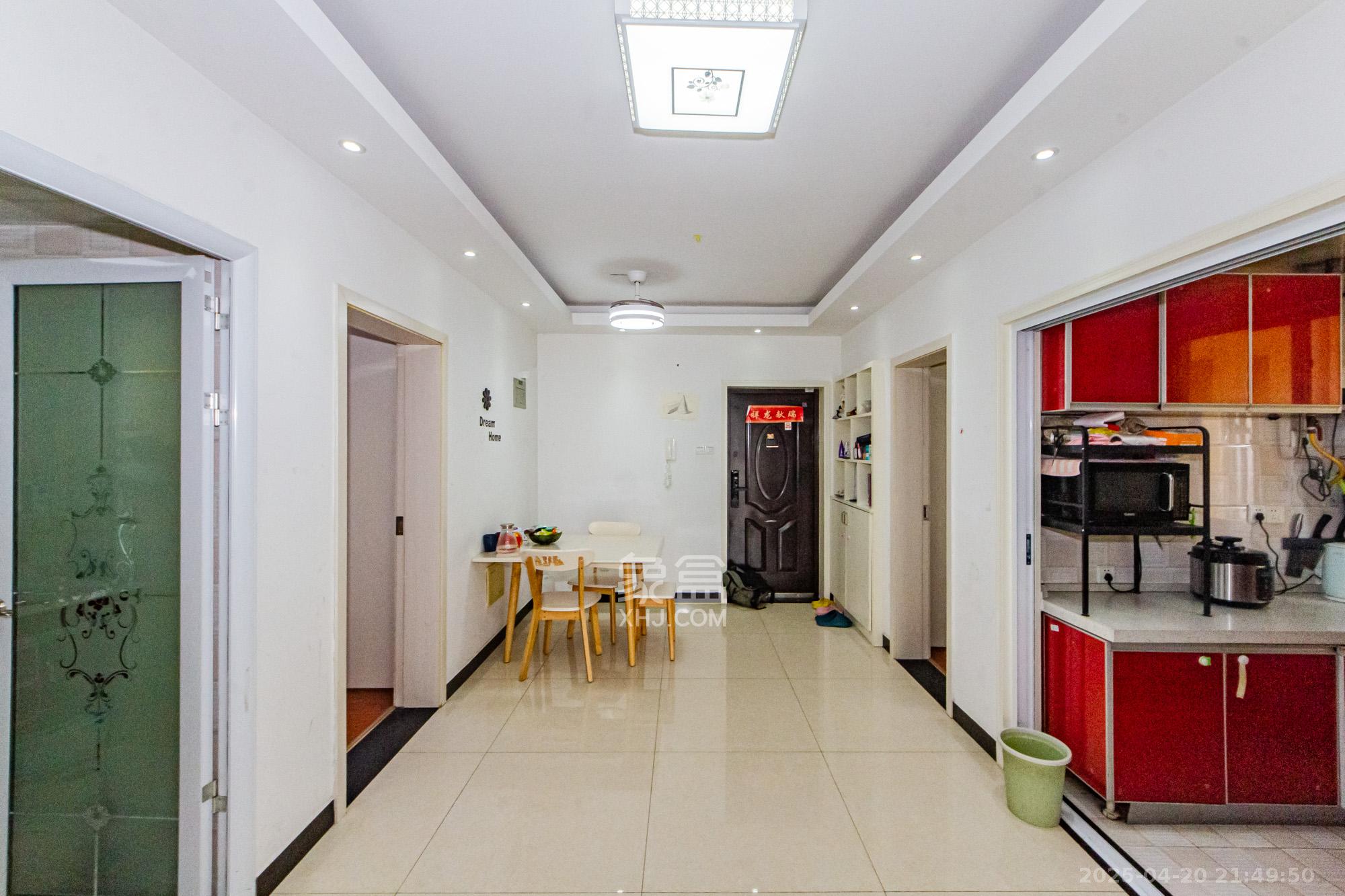 万国城(当代满庭春MOMA)三期 3室2厅1卫 81.0万 万国城(当代满庭春MOMA)三期 3室2厅1卫 81.0万客厅