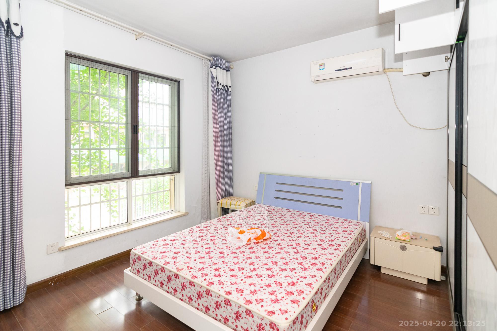中新森林海  3室2厅2卫   65.00万卧室